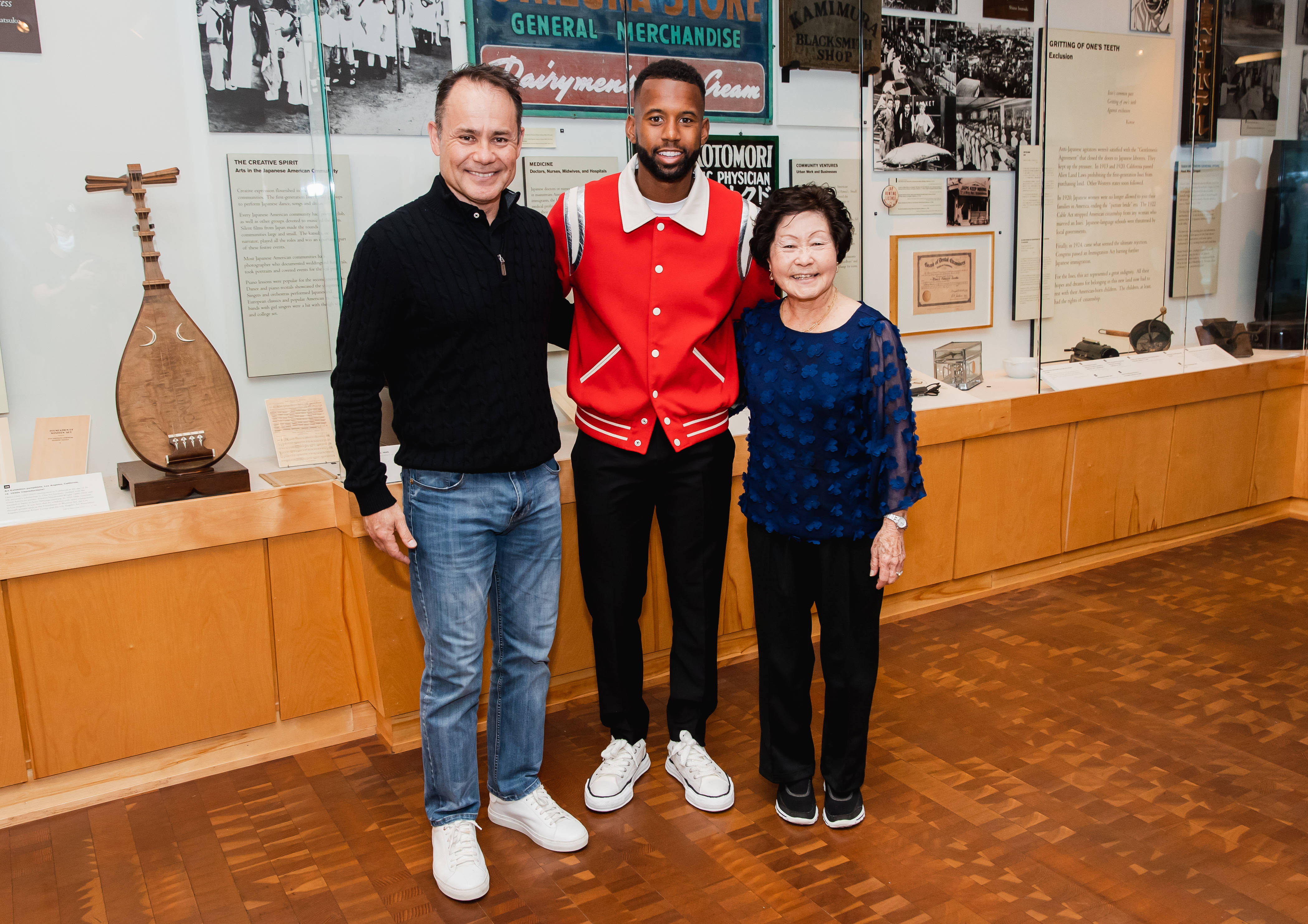 Kellyn Acosta Aile Fotoğrafı Little Tokyo Duvar Kağıdı