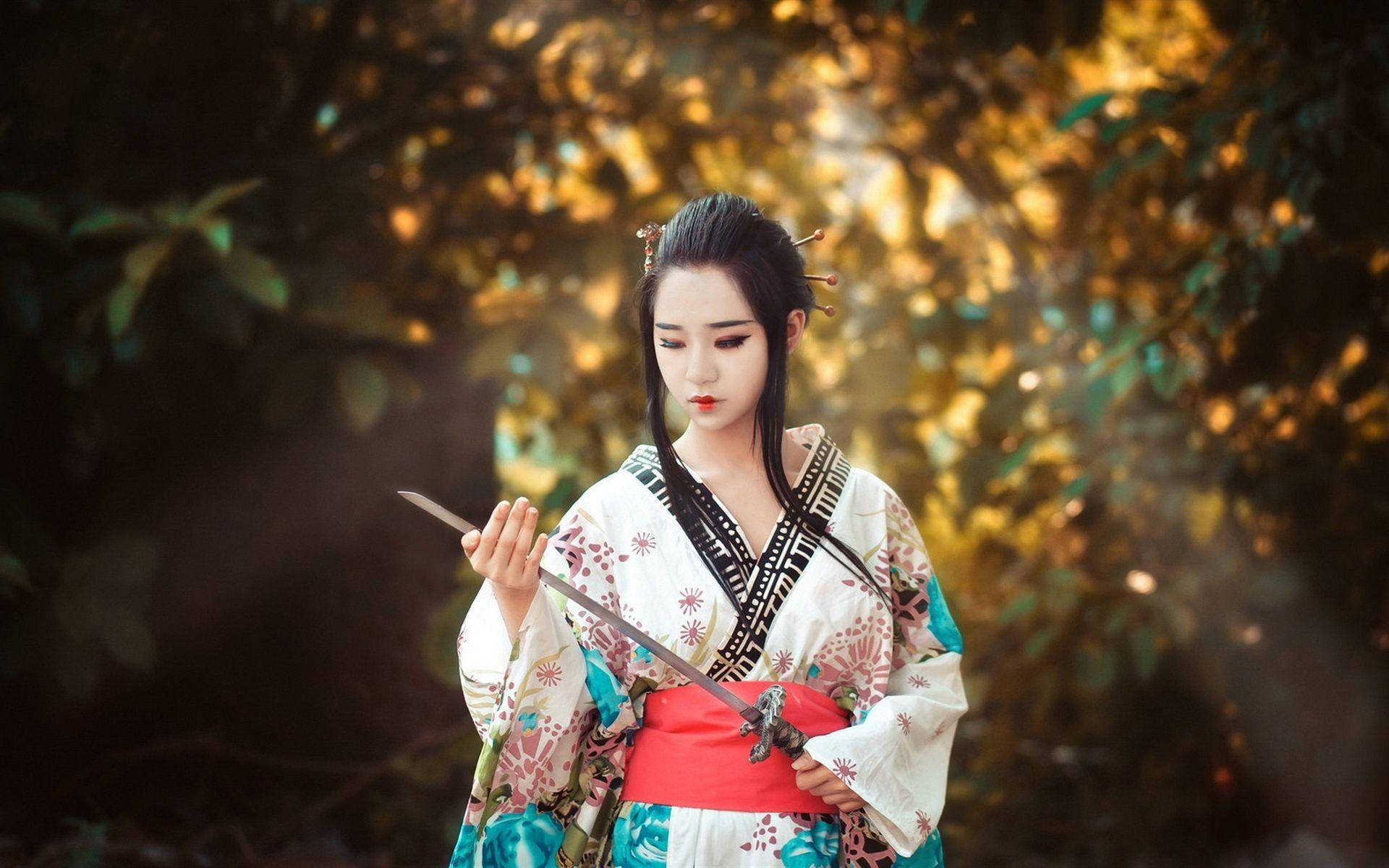 Kılıçlı Japon Kız Duvar Kağıdı