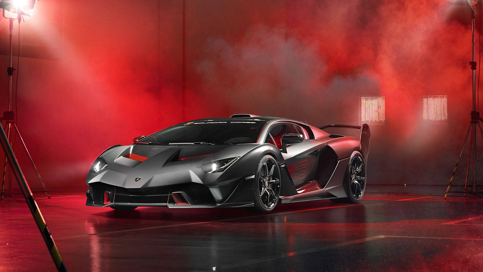 Kırmızı Dumanlı Siyah Lamborghini