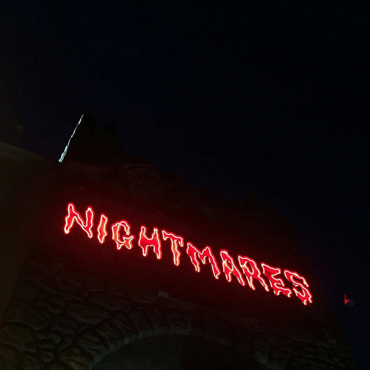 Kırmızı Estetik Neon Kabuslar Duvar Kağıdı