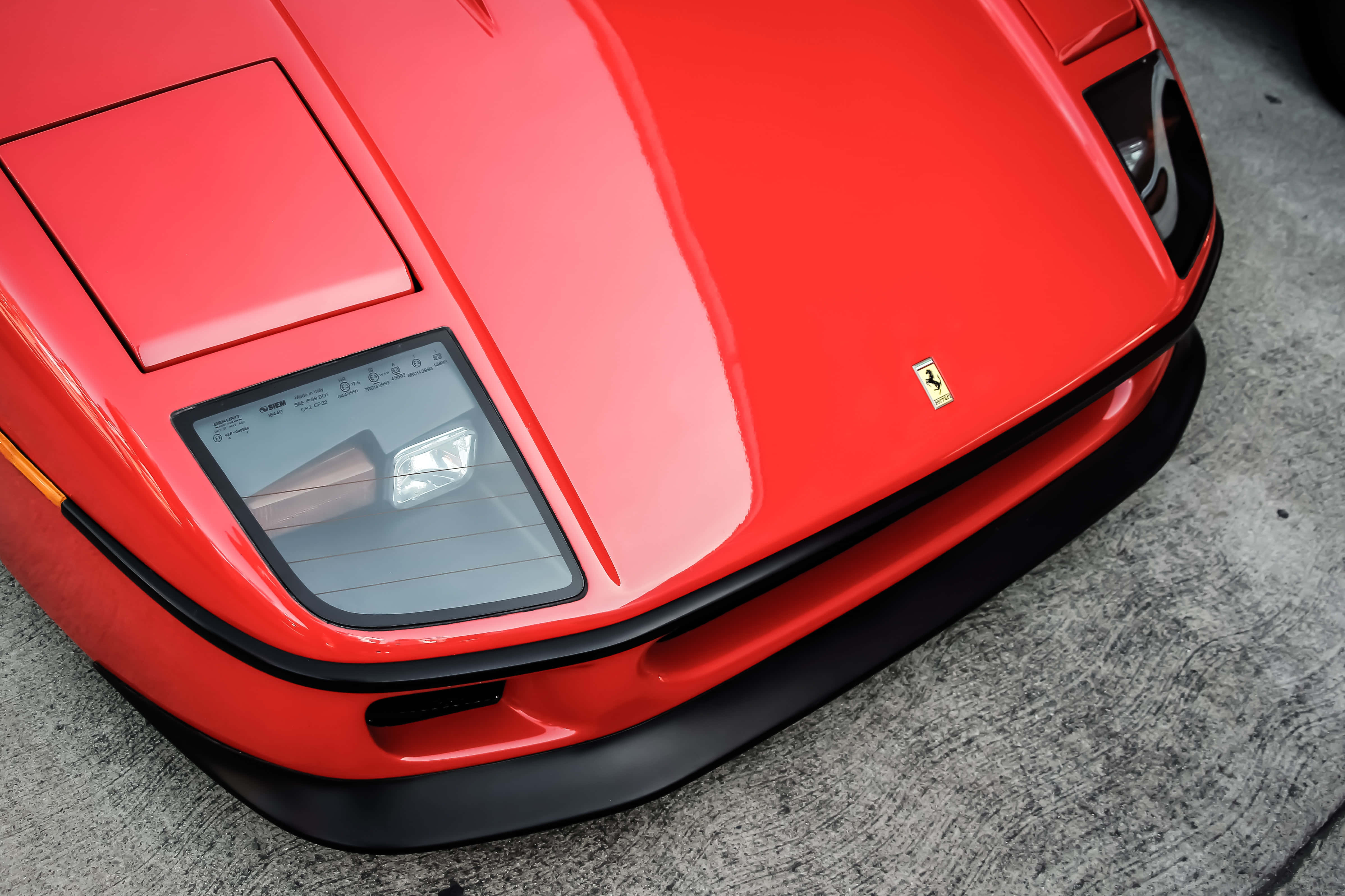 Kırmızı Ferrari, kış manzarası eşliğinde virajlı bir yolda Duvar Kağıdı