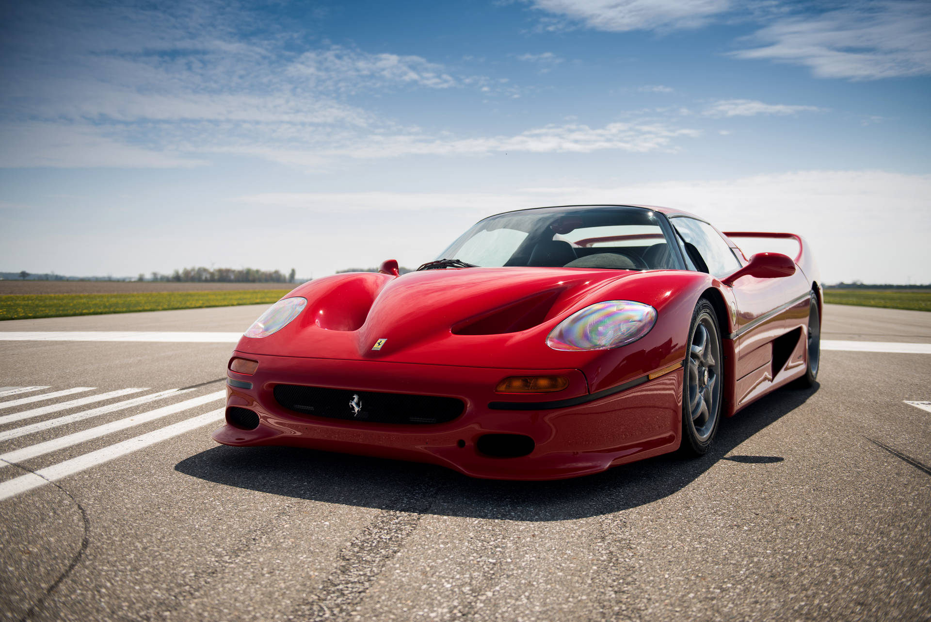 Kırmızı Ferrari F50 yaya geçidi şeridinde duvar kağıdı.