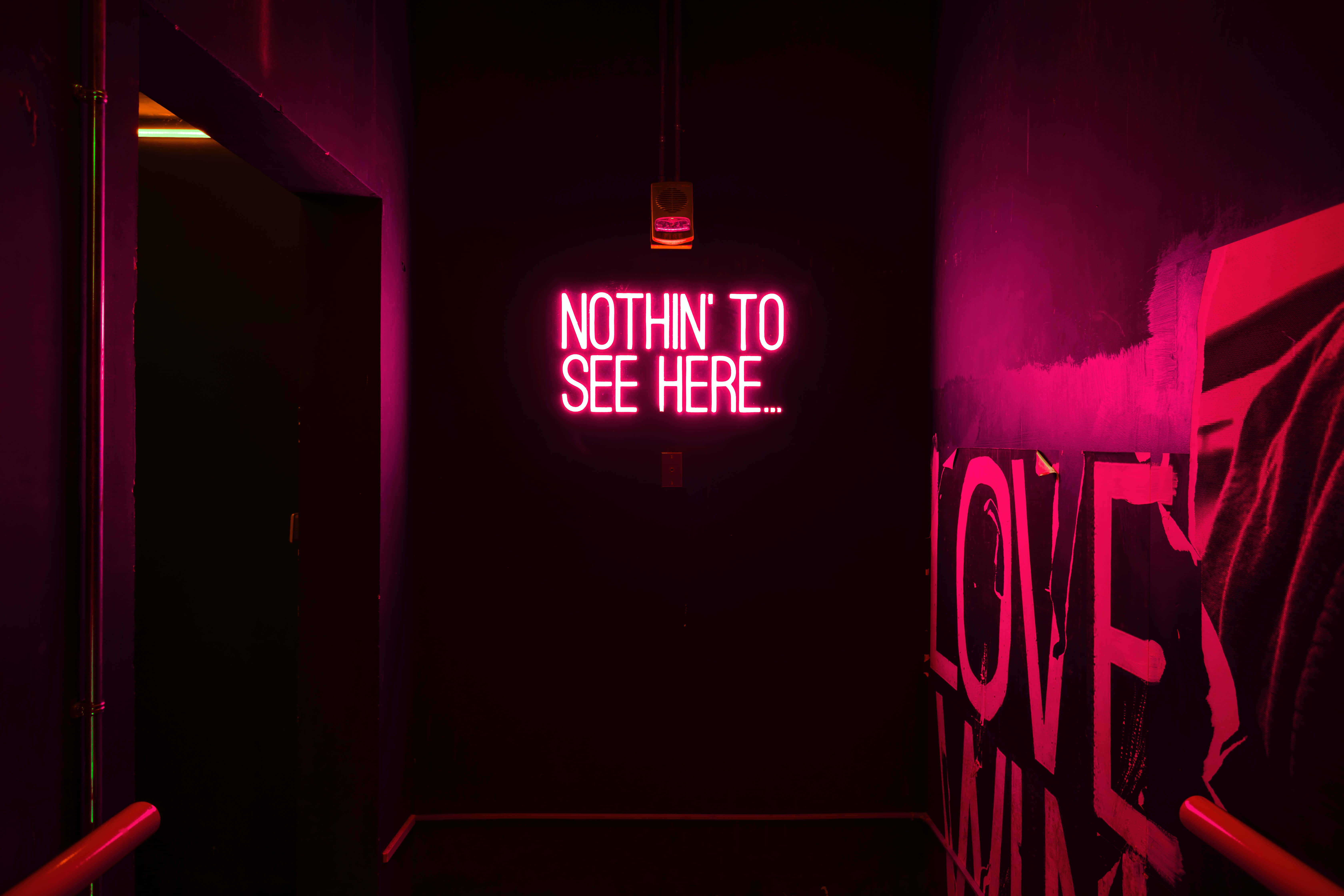 Kırmızı Neon Işıklar Arka Planı Duvar Kağıdı