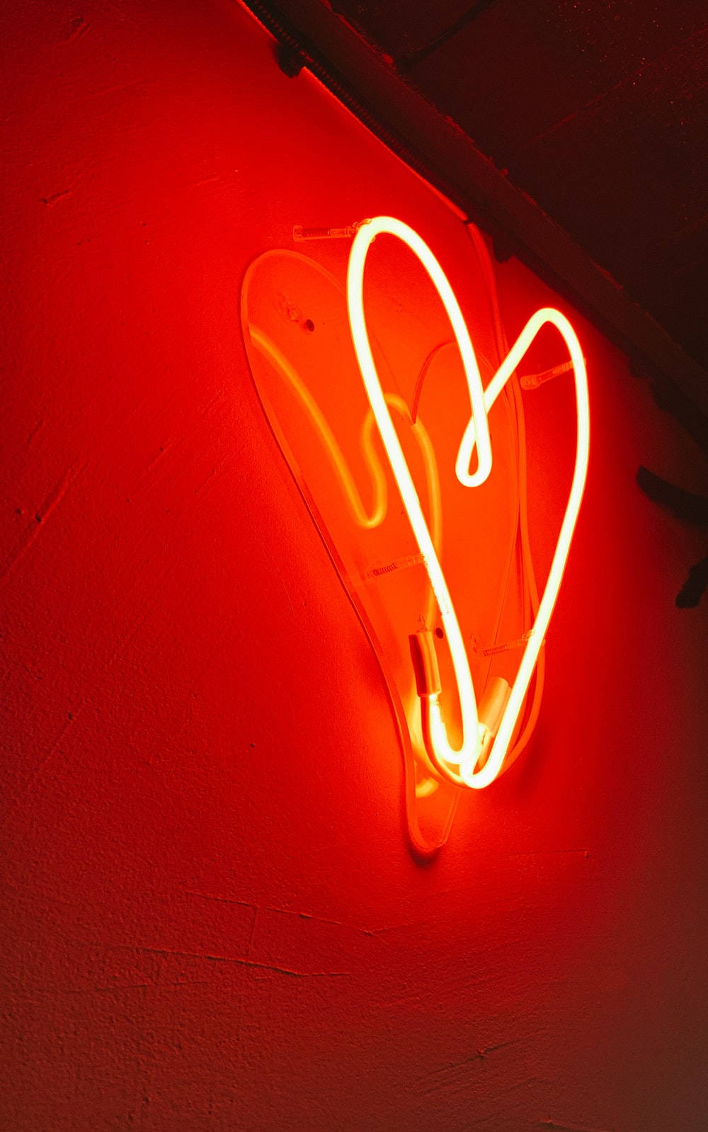 Kırmızı Neon Işıkla Kalp Estetiği Duvar Kağıdı