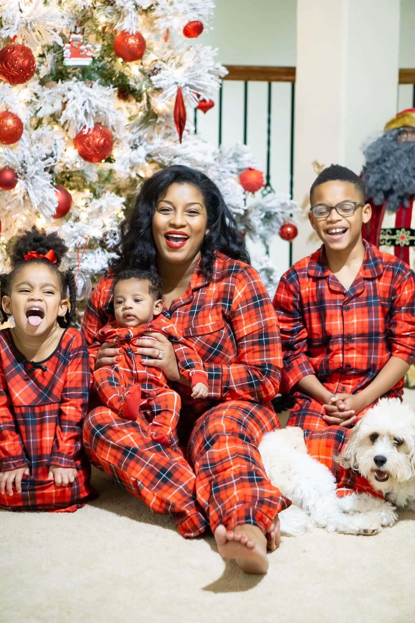 Kırmızı Pijamalı Siyah Aile Noel Fotoğrafı Duvar Kağıdı