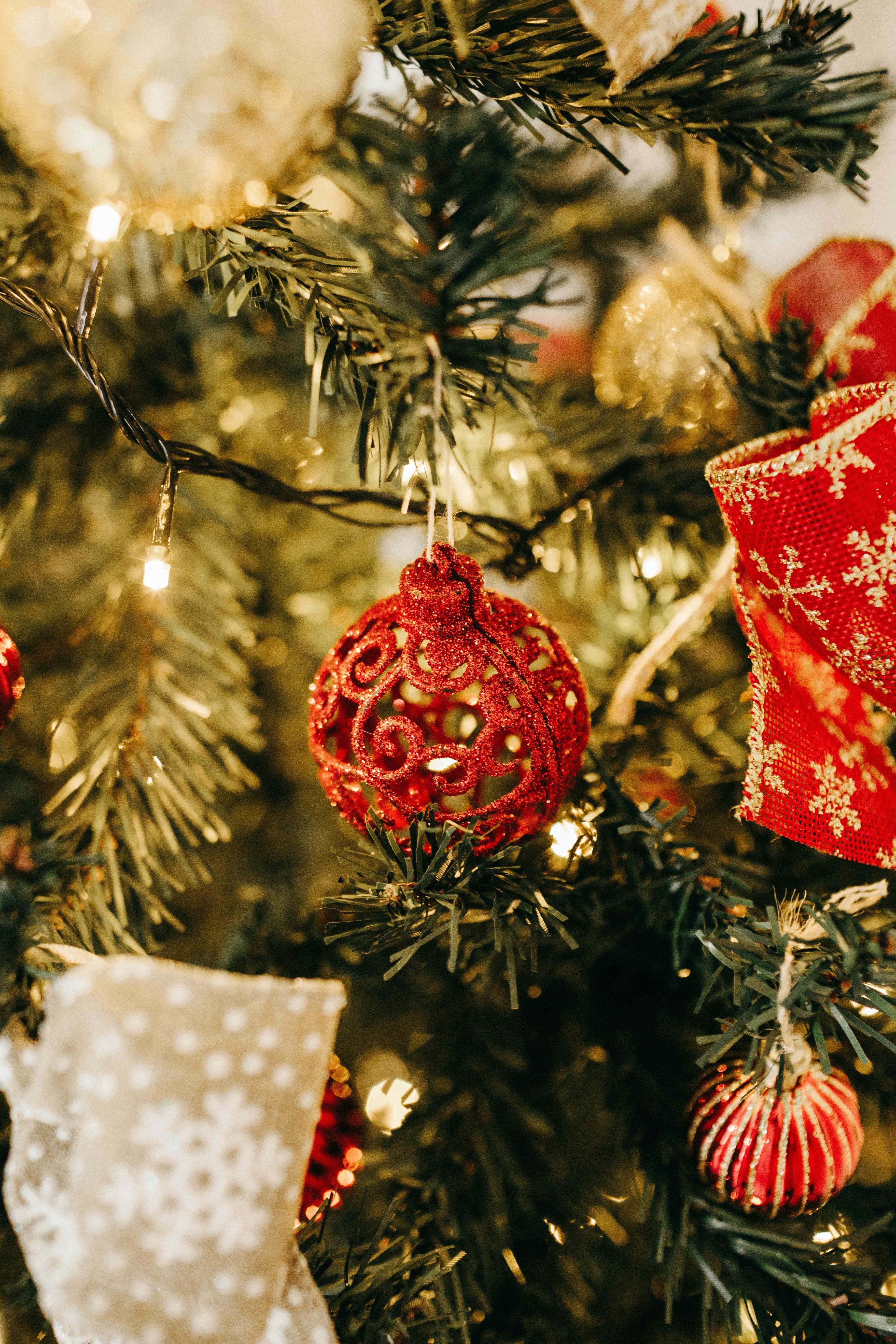Kırmızı Süs Topu Olan Noel Ağacı Fotoğraf Arka Planı Duvar Kağıdı