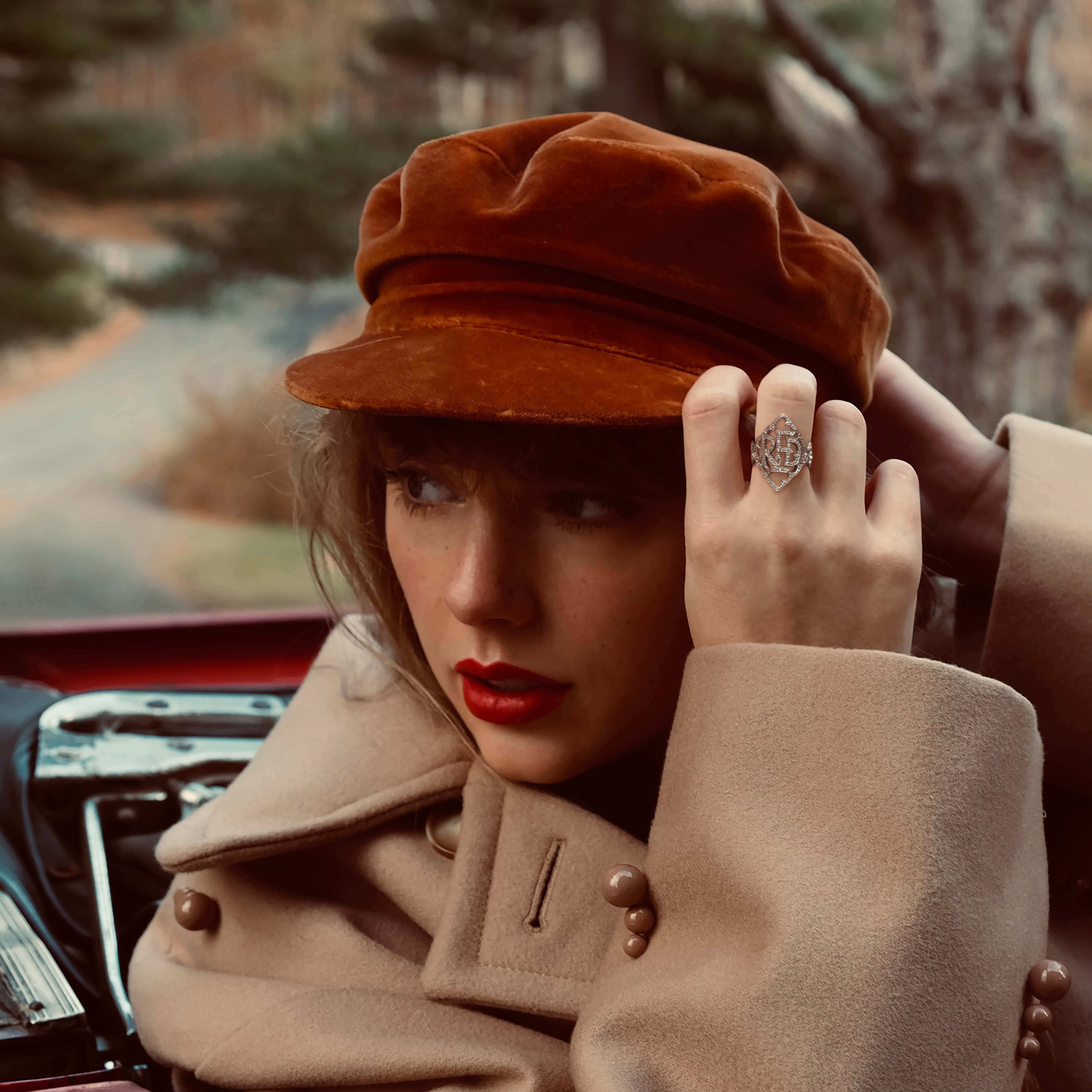 Kırmızı Taylor's Version Şapkalı Sevimli Bereli Duvar Kağıdı