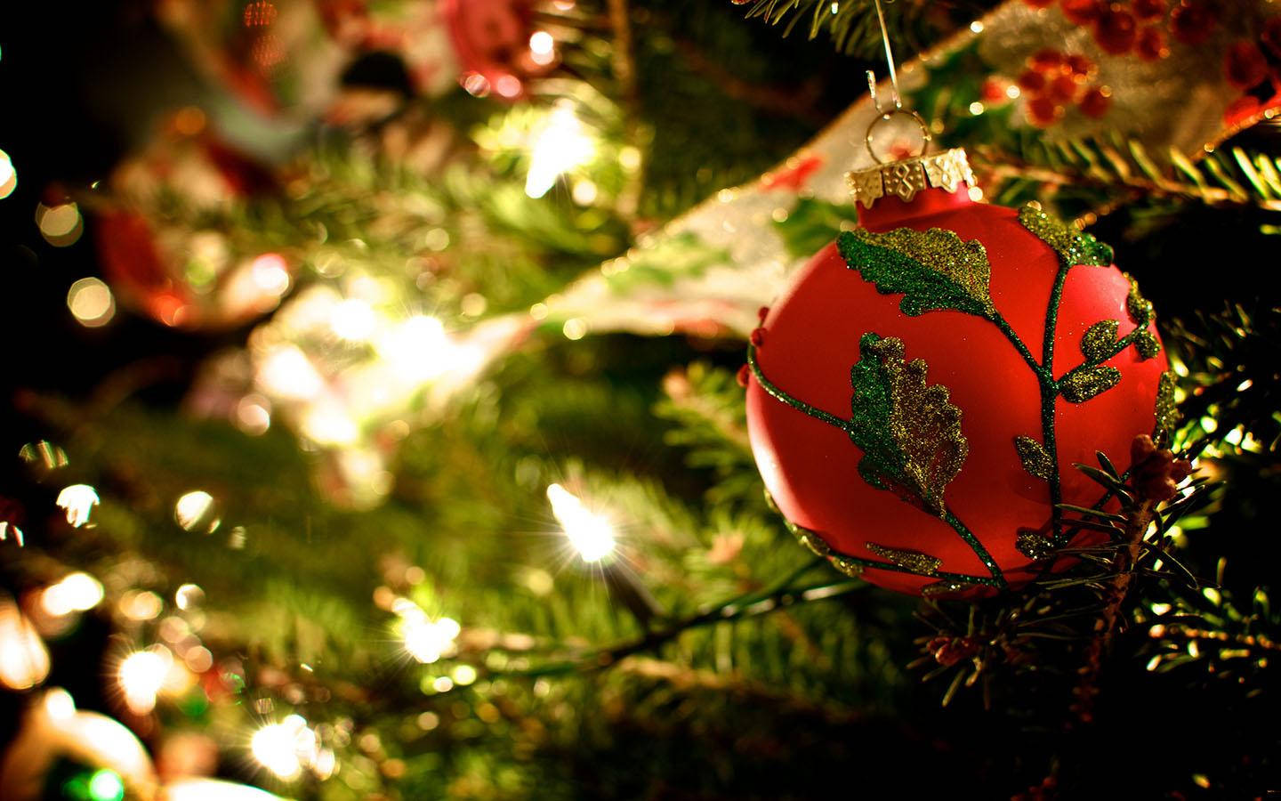 Kırmızı Top ve Noel Işıkları duvar kağıdı.