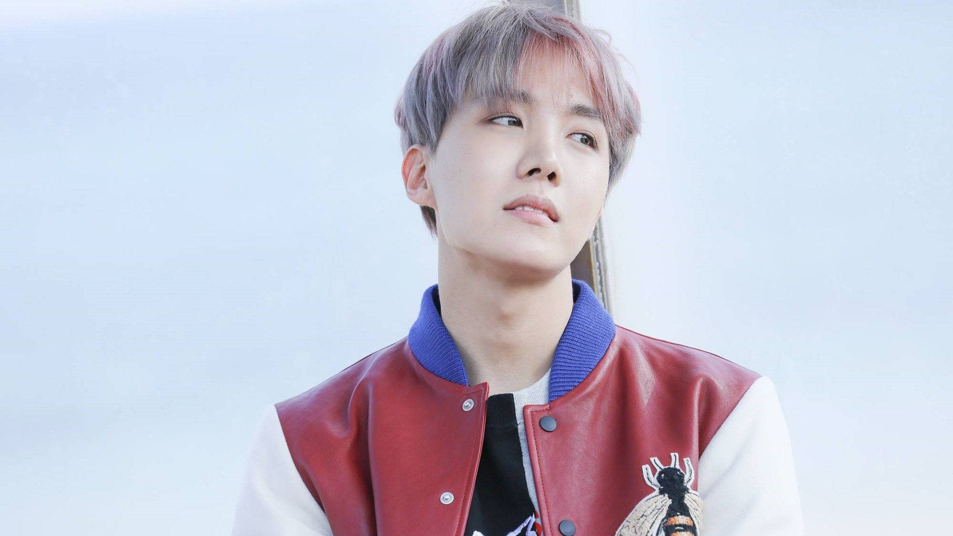 Kırmızı ve Beyaz Ceketli Sevimli BTS J-Hope Duvar Kağıdı