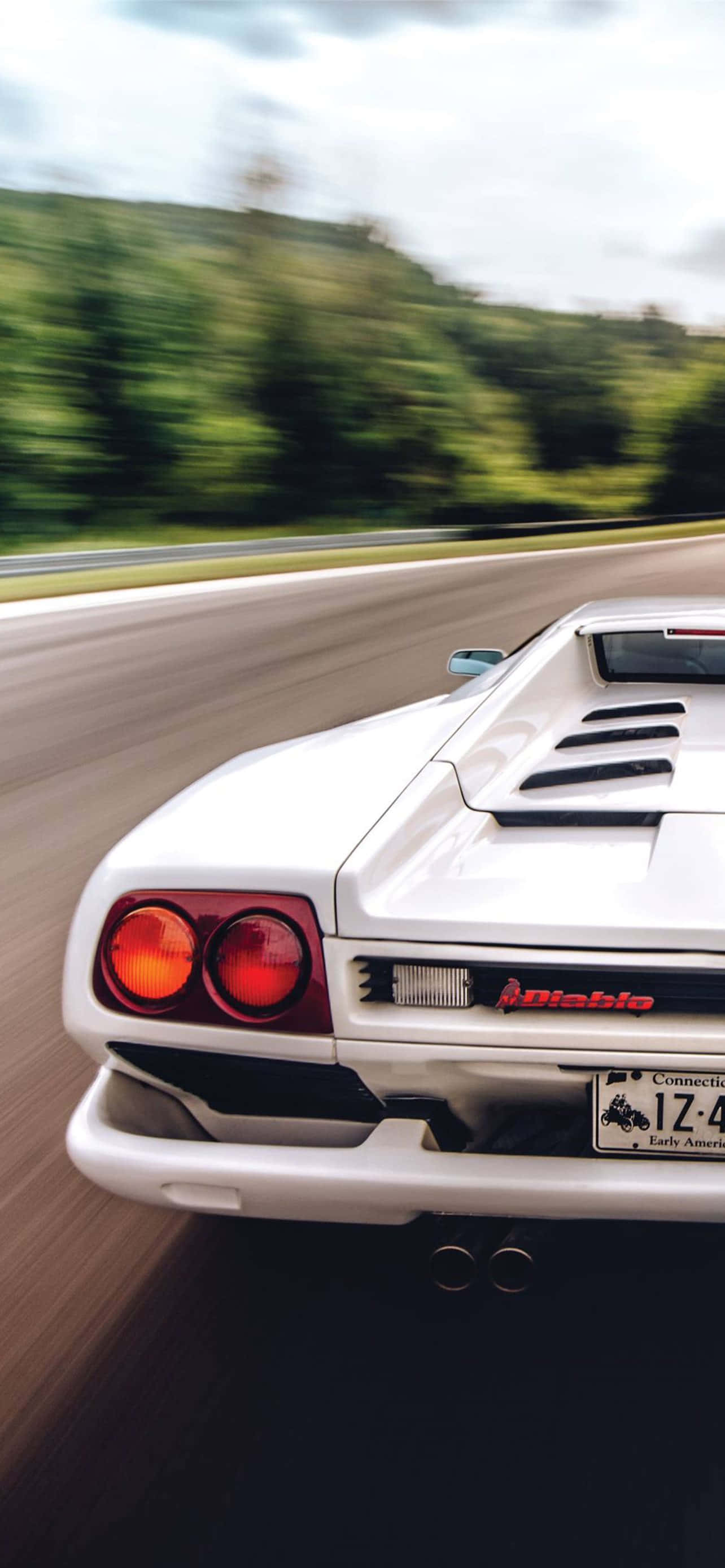 “Klasik Ferrari 4CD7A2IRC3DP1VLI Şehir Işıklarında Parlıyor” Duvar Kağıdı