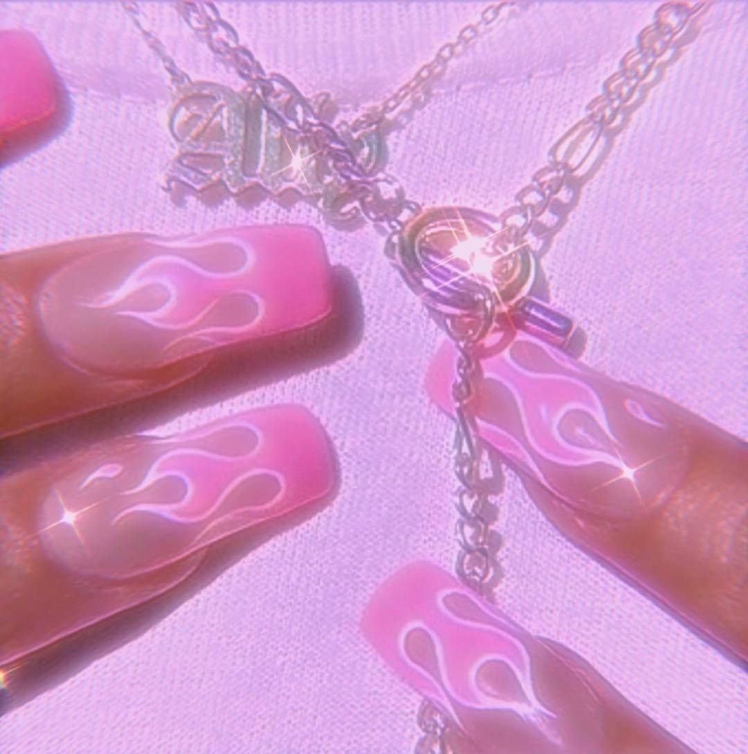 Kolye ve Pembe Baddie Alev Tırnakları Duvar Kağıdı