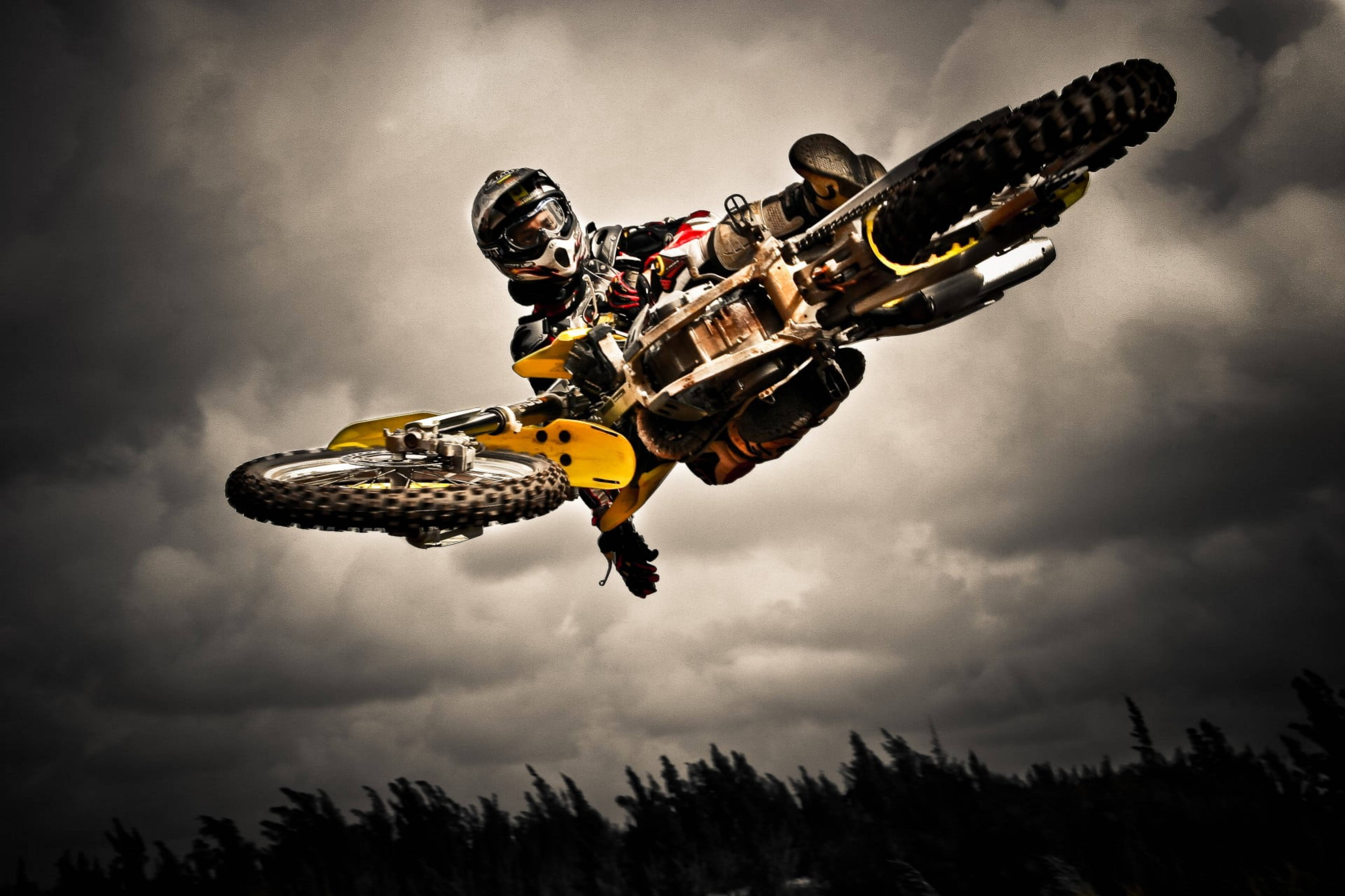 Korkusuz kaykaycının şehir kaykay parkında atlayışı Duvar Kağıdı