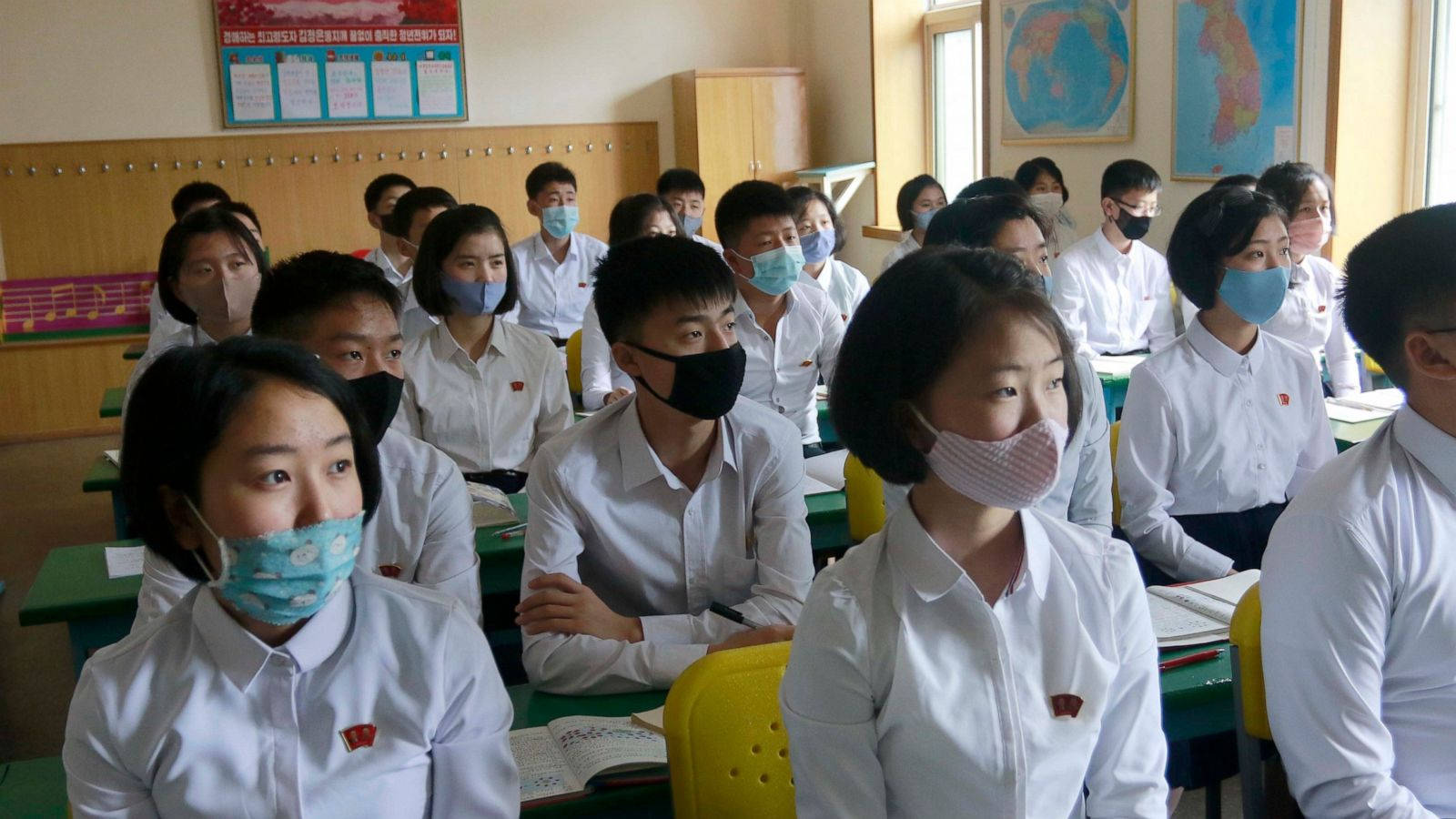 Koronavirüs Test Kiti Tutan Profesyonel Tıbbi Koruyucu Ekipmanlı Sağlık Çalışanı Duvar Kağıdı