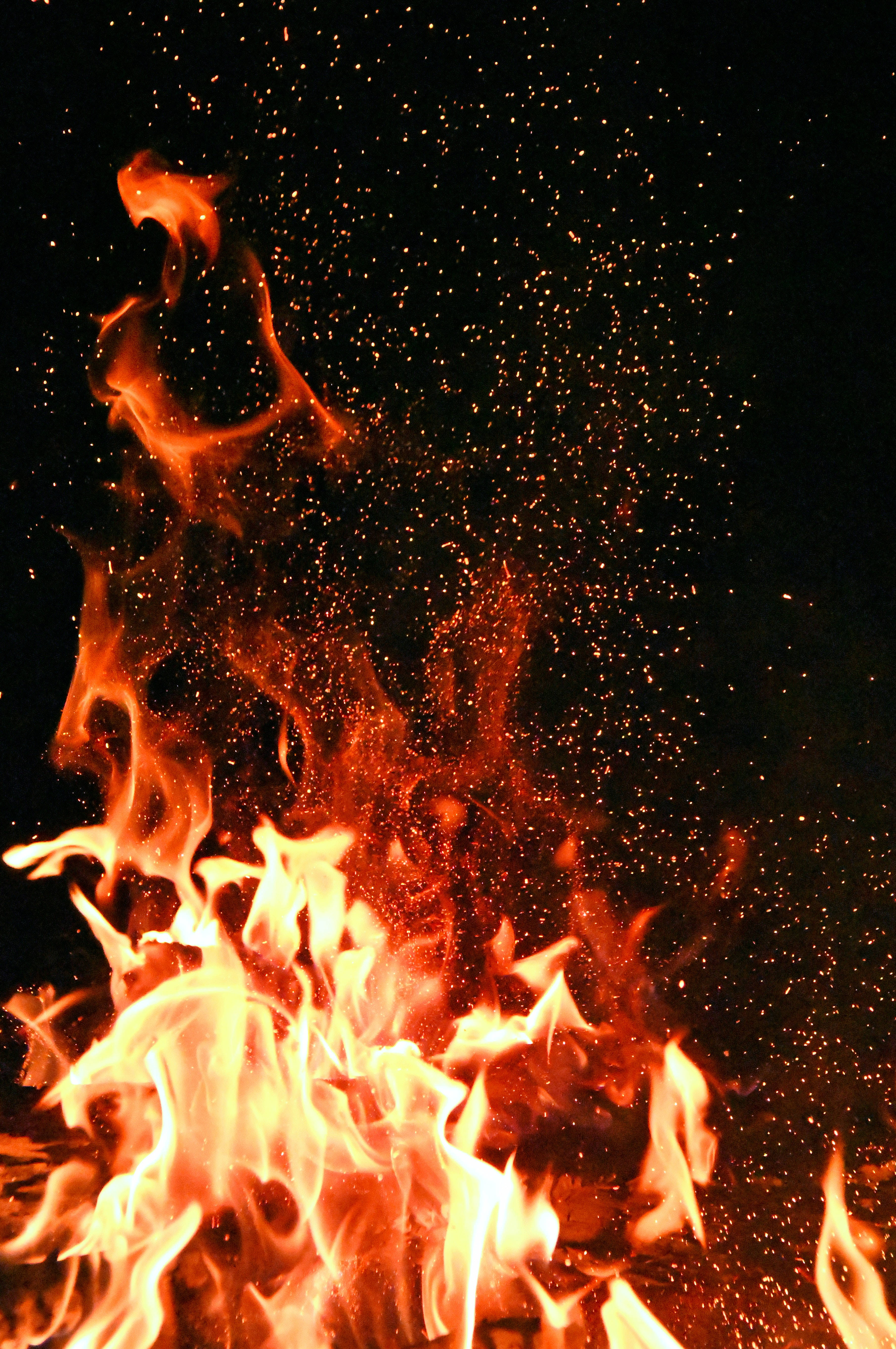 Koyu Kırmızı Ateş Duvar Kağıdı