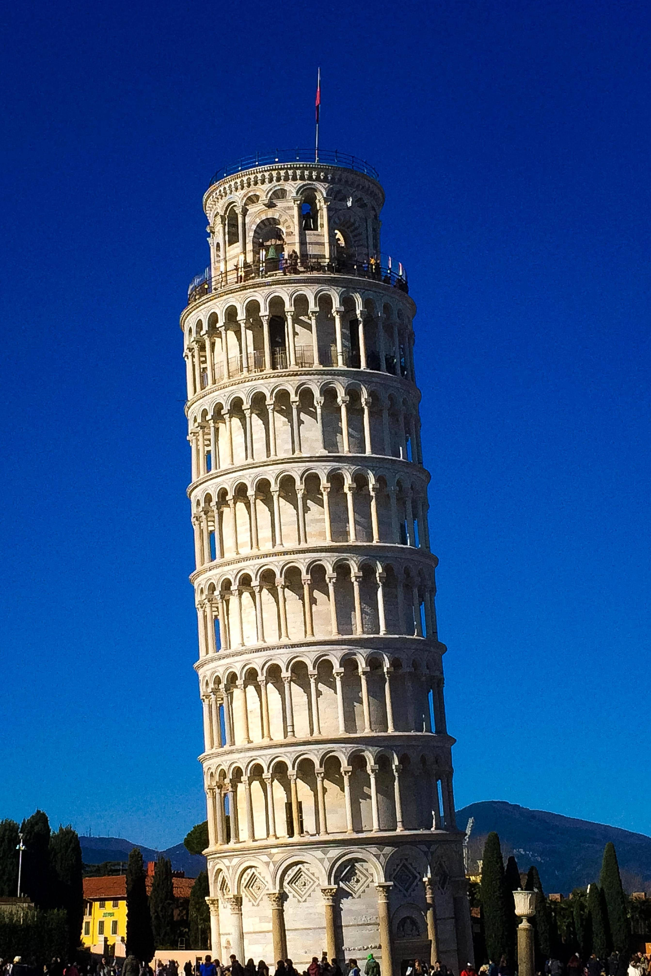 Koyu Mavi Gökyüzüne Karşı Pisa Kulesi Duvar Kağıdı