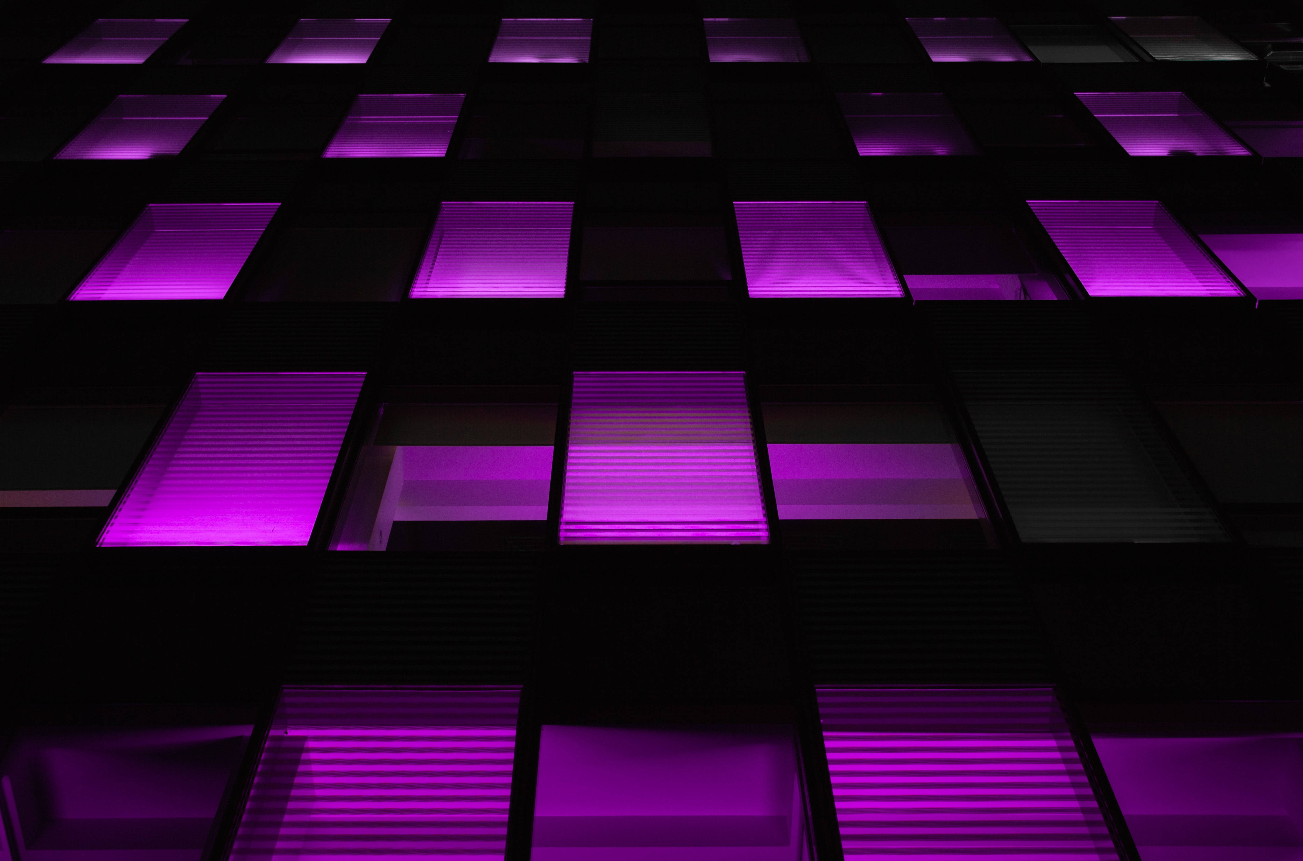 Koyu Neon Mor Kareler Duvar Kağıdı