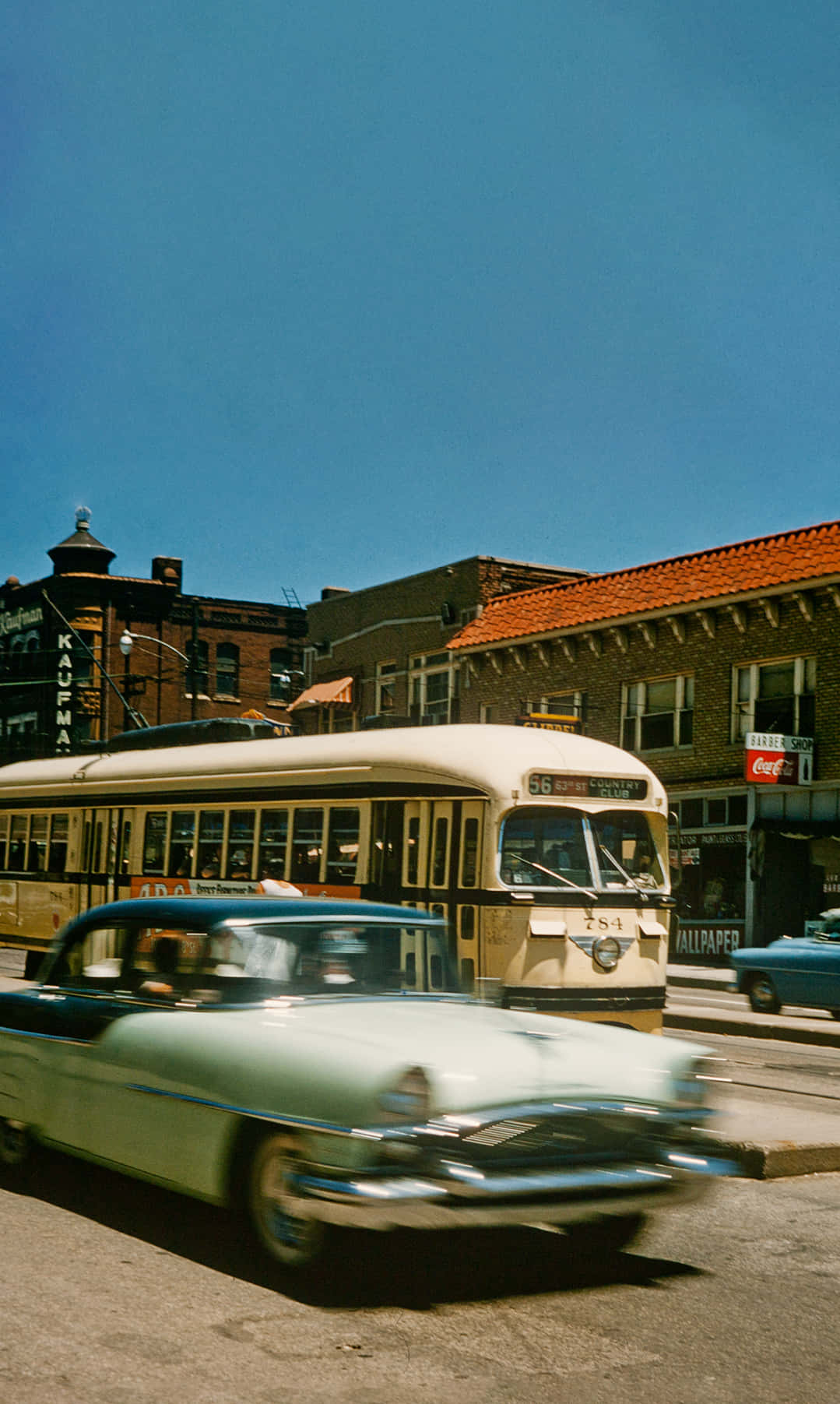 Kırmızı Bir Tramvay Kansas City'de Ana Cadde'den Geçiyor Duvar Kağıdı