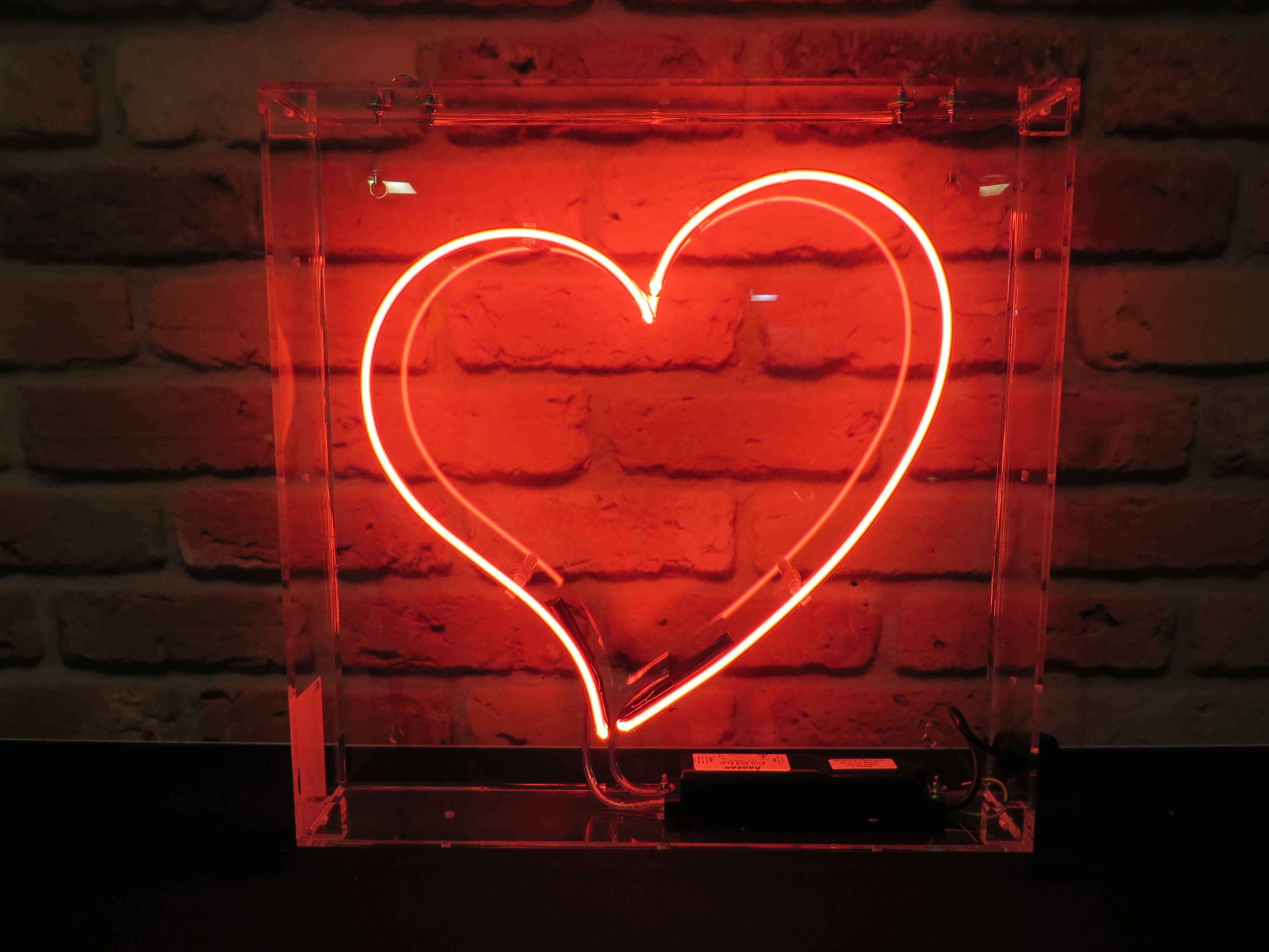Kırmızı Estetik Neon Kalp Lamba Duvar Kağıdı