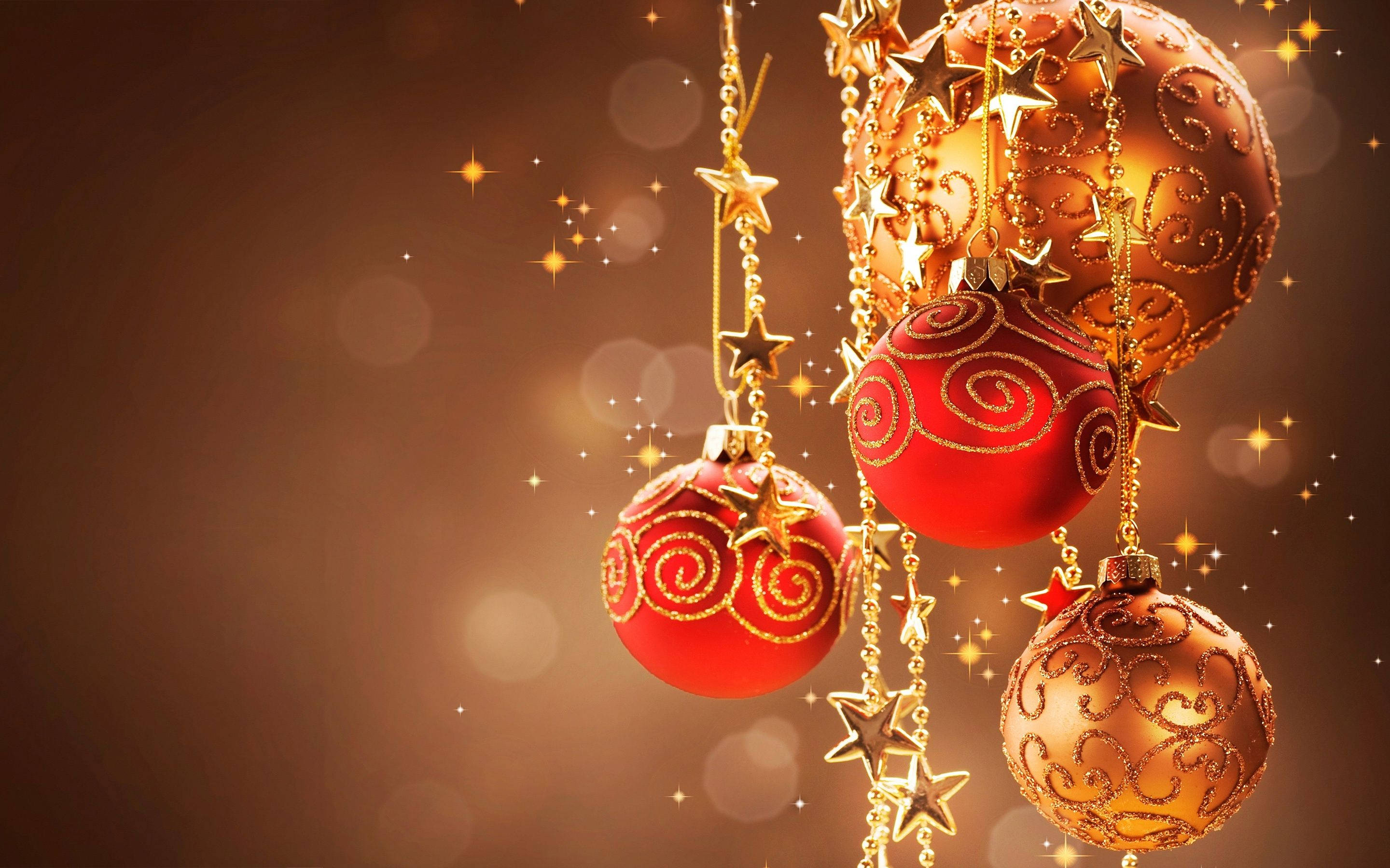 Kırmızı ve Altın Renkli Şenlikli Noel Topları Süslemesi Duvar Kağıdı