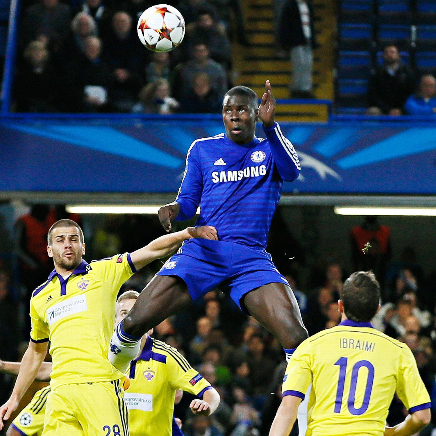 Kurt Zouma Neredeyse Kafa Atıyor Duvar Kağıdı