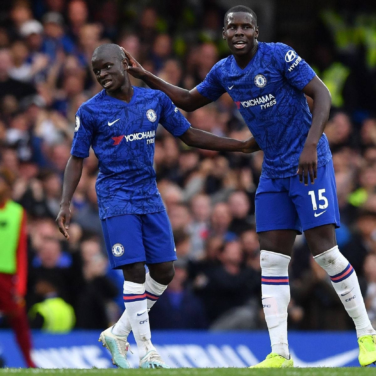 Kurt Zouma Takım Arkadaşının Kafasına Dokunuyor Duvar Kağıdı