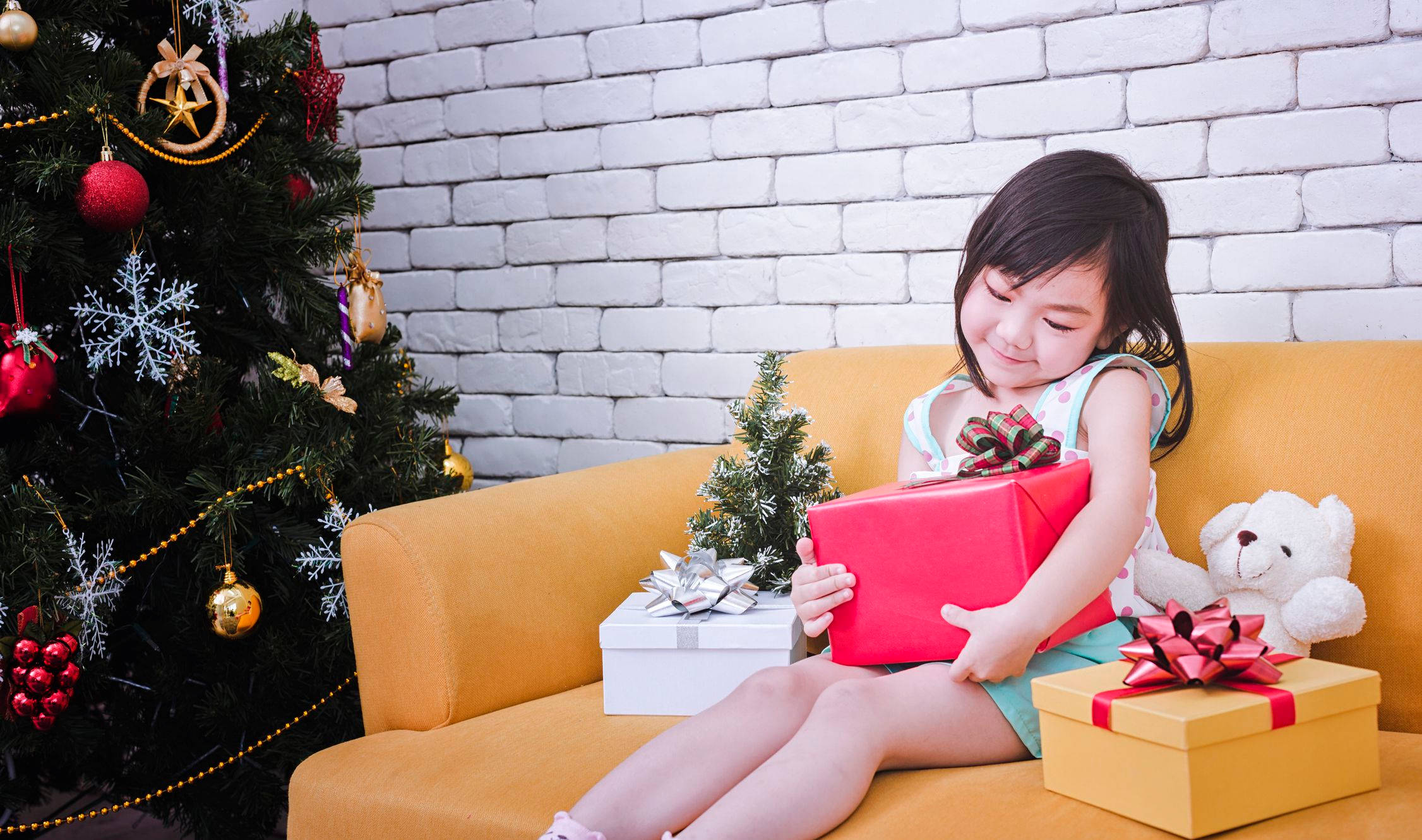 Kız ve Noel Hediyesi Duvar Kağıdı
