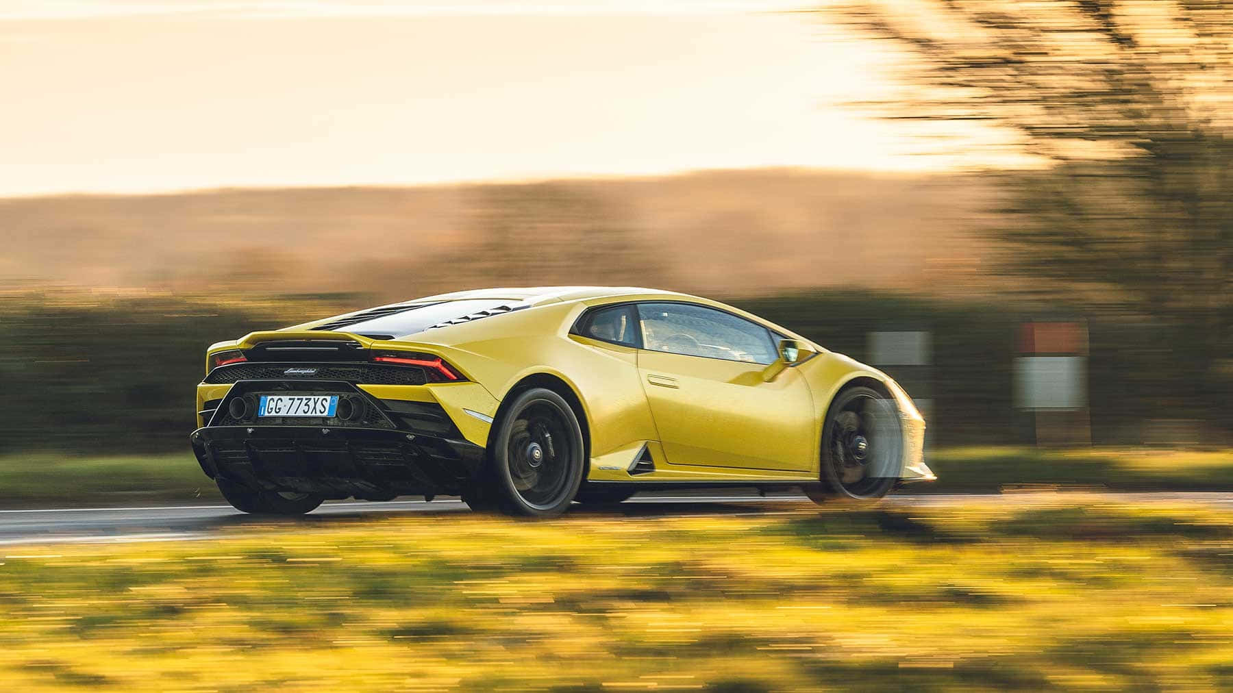 Lamborghini Huracan kırsal bir yolda ilerliyor Duvar Kağıdı