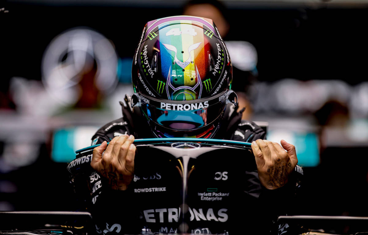 Lewis Hamilton Halodan Çıkıyor Duvar Kağıdı