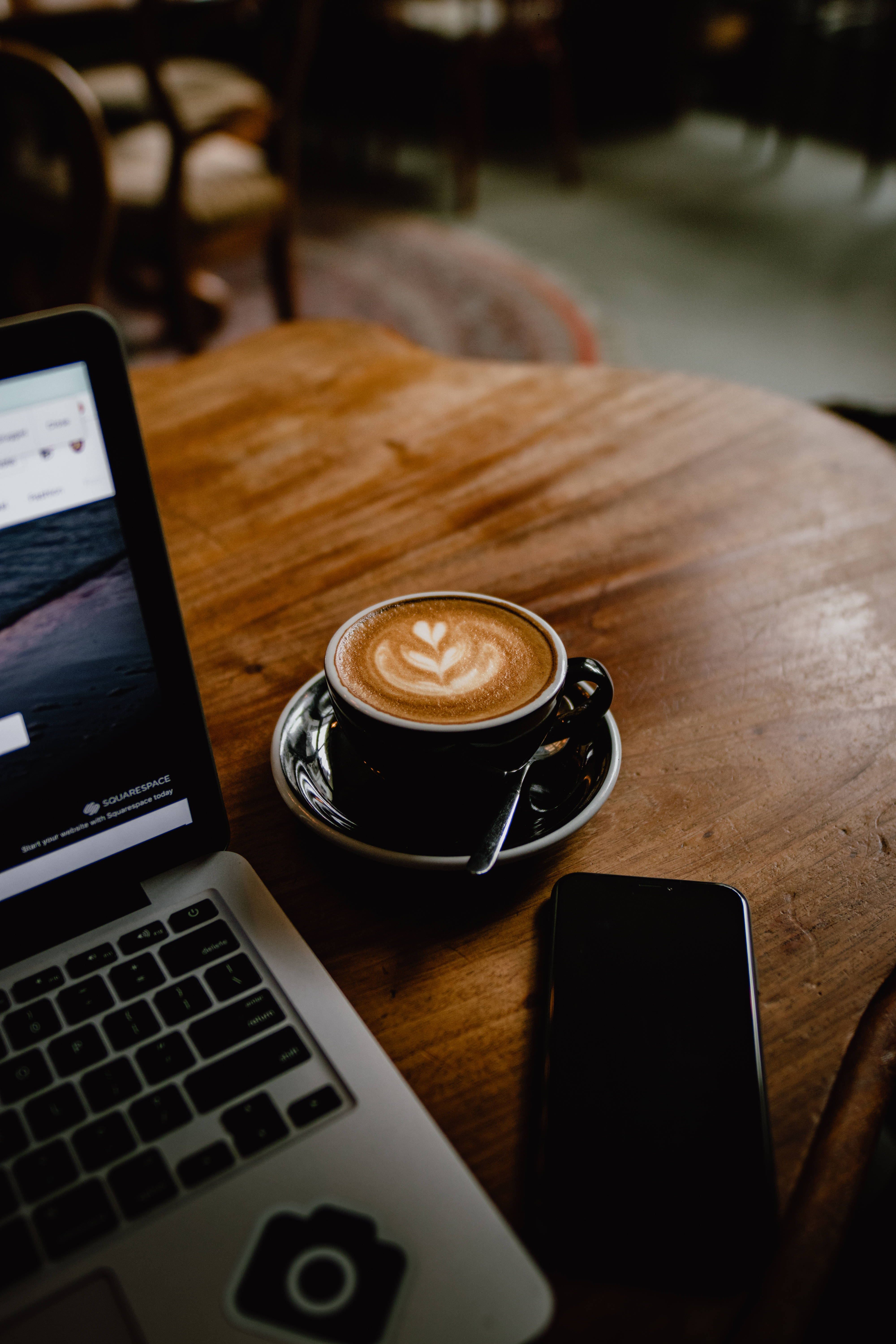 Lezzetli Bir Fincan Latte Sanatının Tadını Çıkarın Duvar Kağıdı