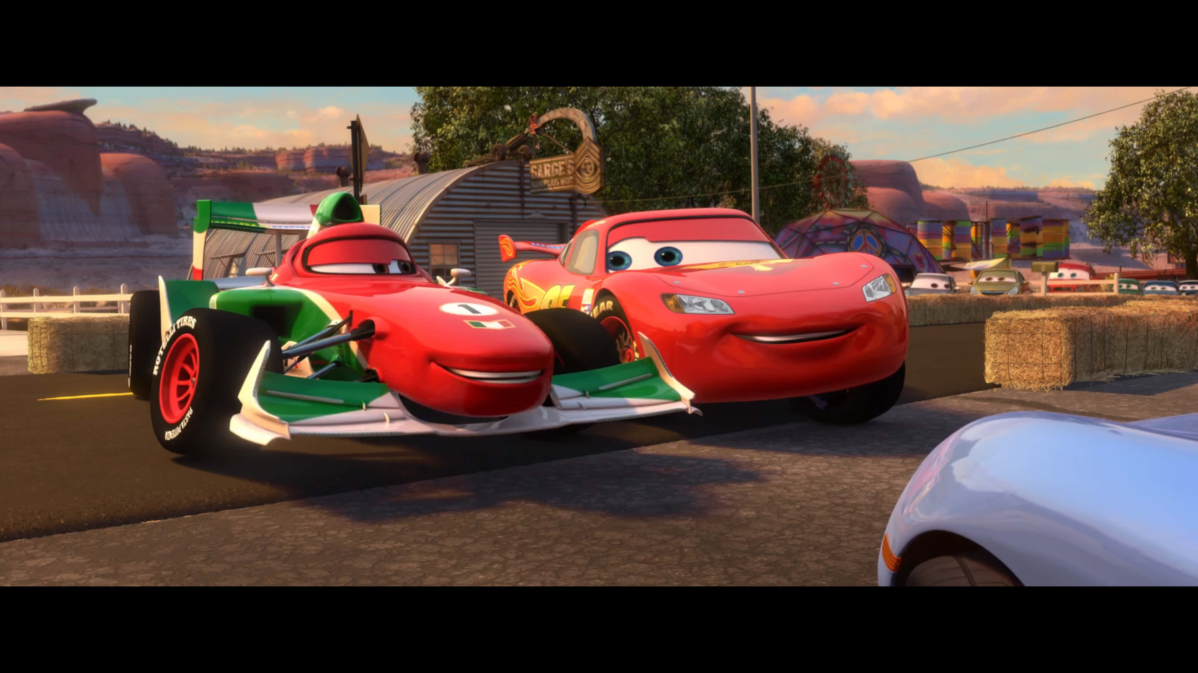 Lightning McQueen, Dünya Grand Prix'sinde Zafere Giden Yolda Yarışıyor Duvar Kağıdı