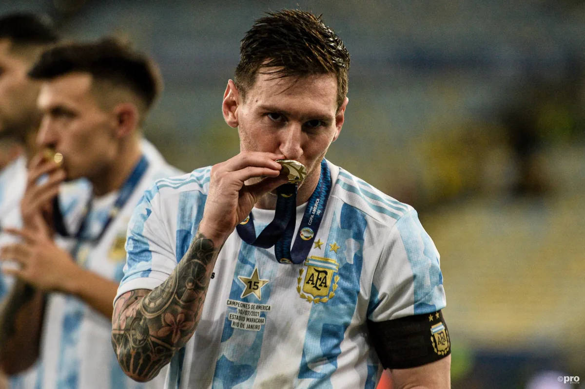 Lionel Messi, 2021 Copa America madalyasını tutarken Duvar Kağıdı