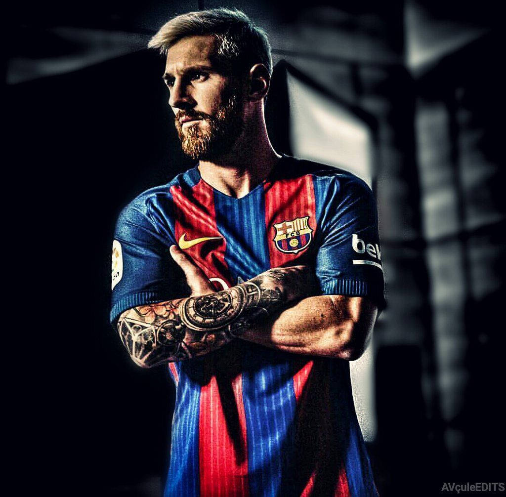 Lionel Messi, Barcelona formasıyla futbol hareketlerini sergiliyor Duvar Kağıdı