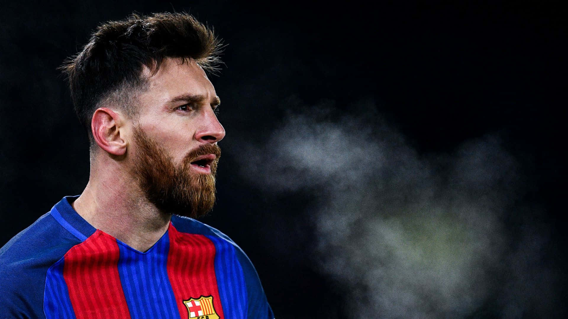 Lionel Messi dumanın önünde duruyor Duvar Kağıdı