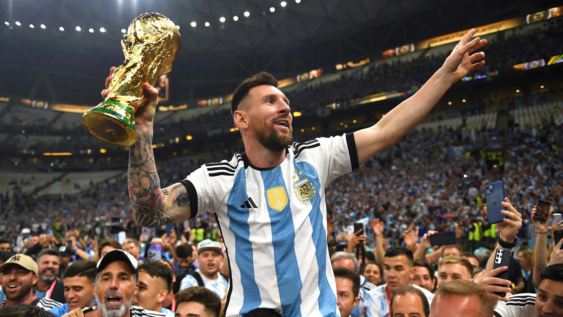 Lionel Messi, rakibini geçerek gol atıyor. Duvar Kağıdı
