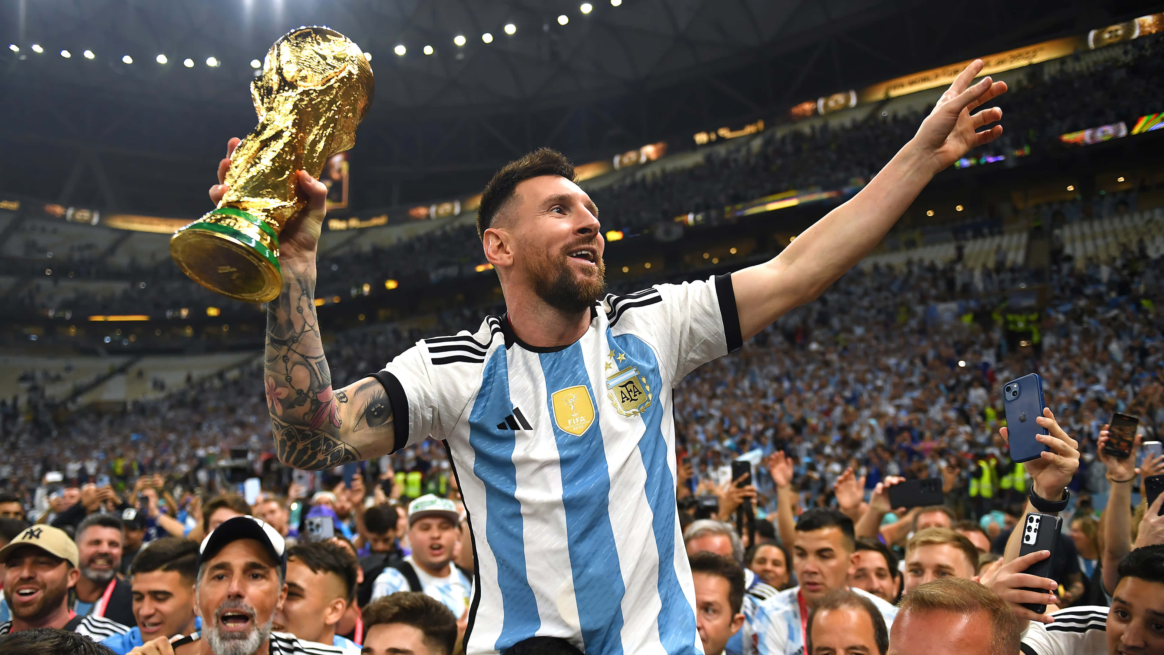 Lionel Messi, rakibini geçerek gol atıyor. Duvar Kağıdı