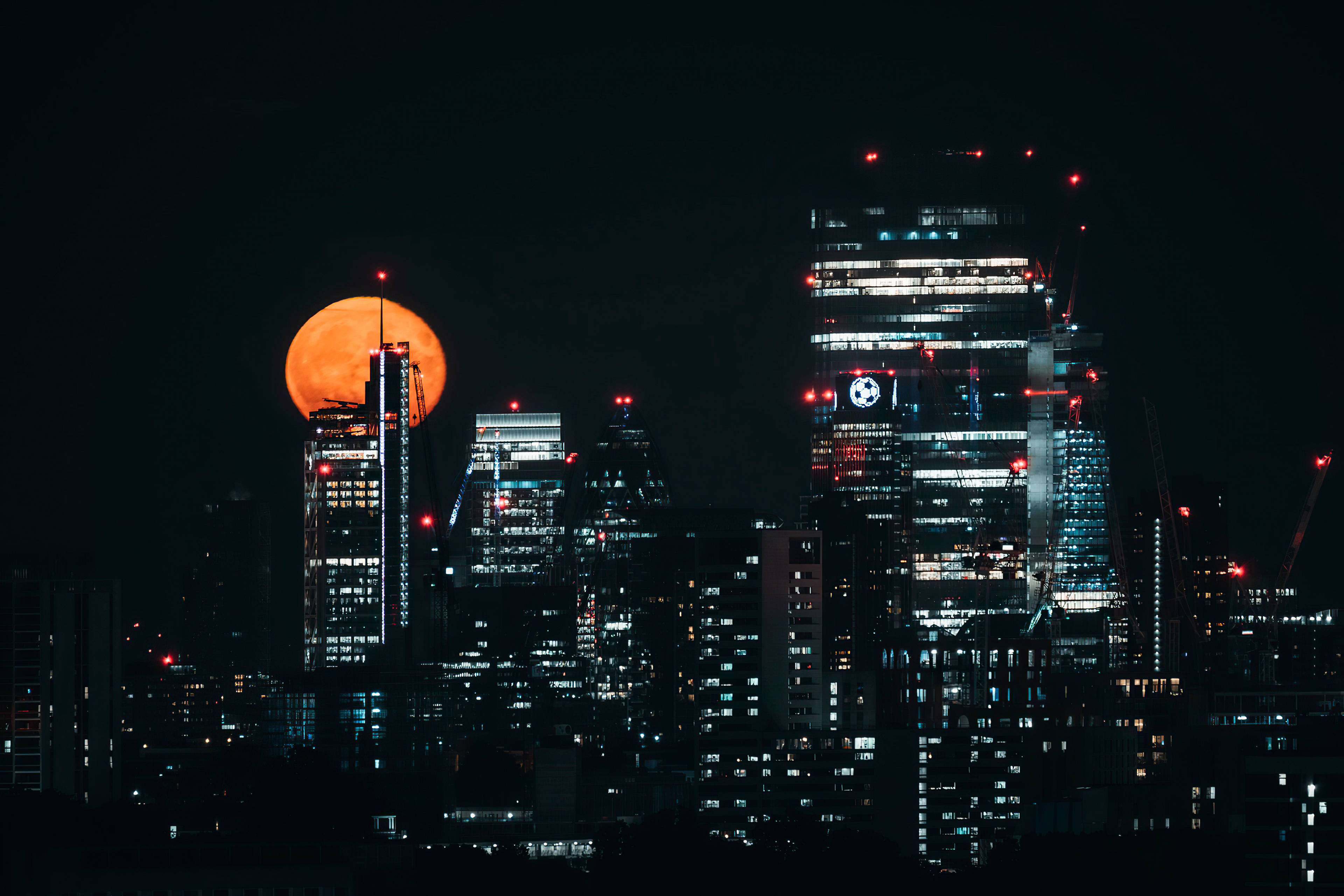 Londra Gökdelen Estetik Ay Duvar Kağıdı