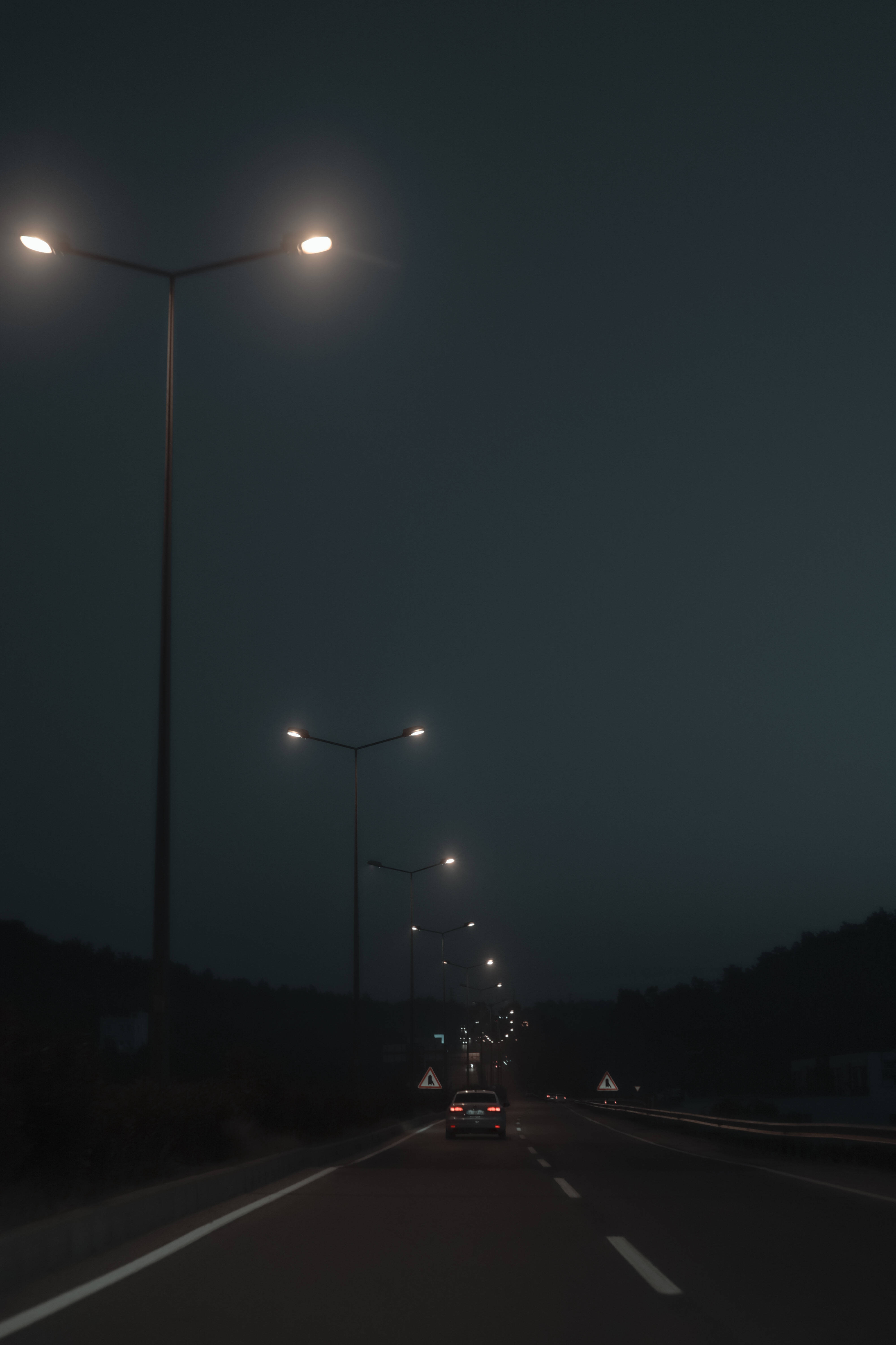 Loş Bir Akşamda Yol Kenarındaki Eski Sokak Lambaları Duvar Kağıdı