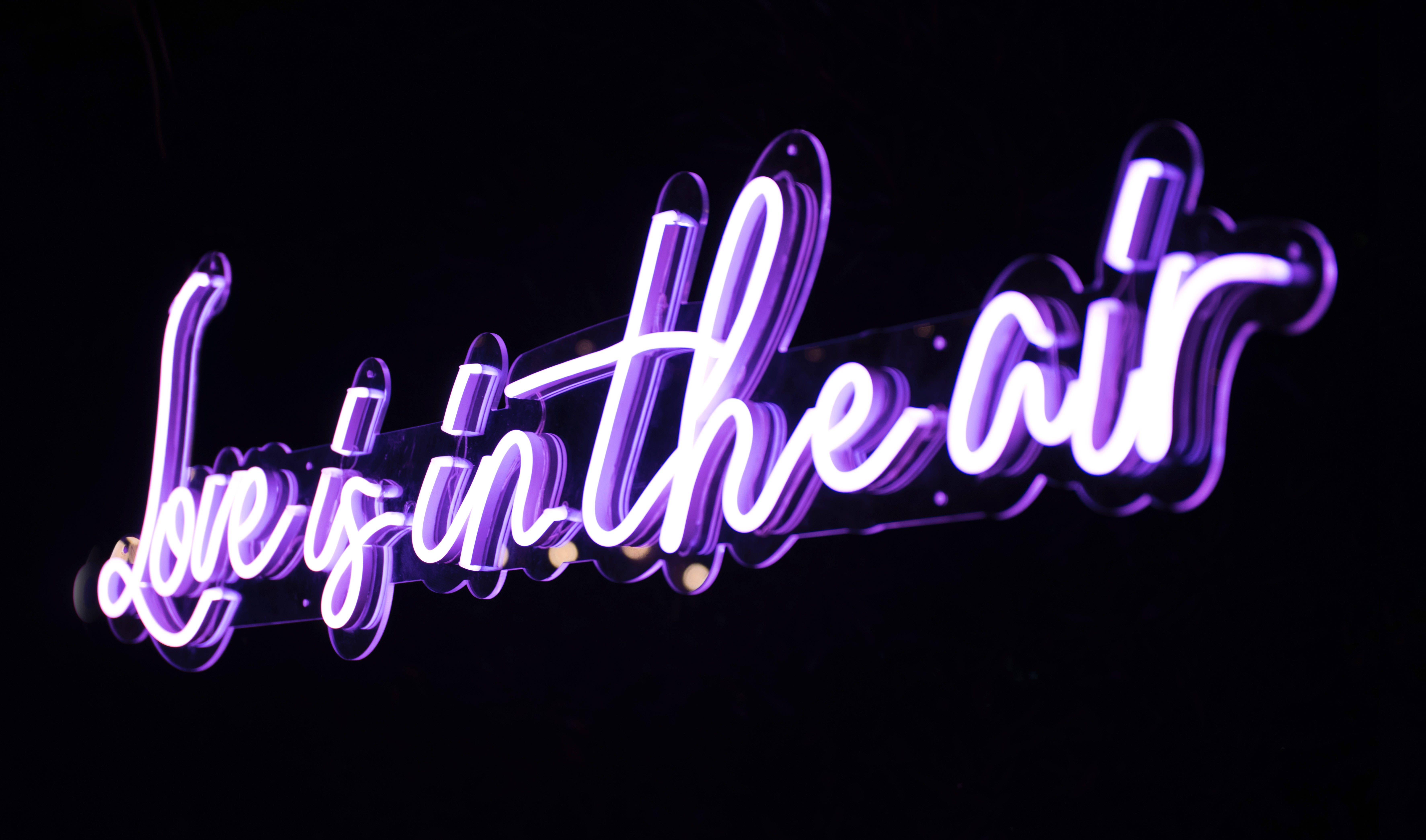 Love Is In The Air Neon Tabela Duvar Kağıdı