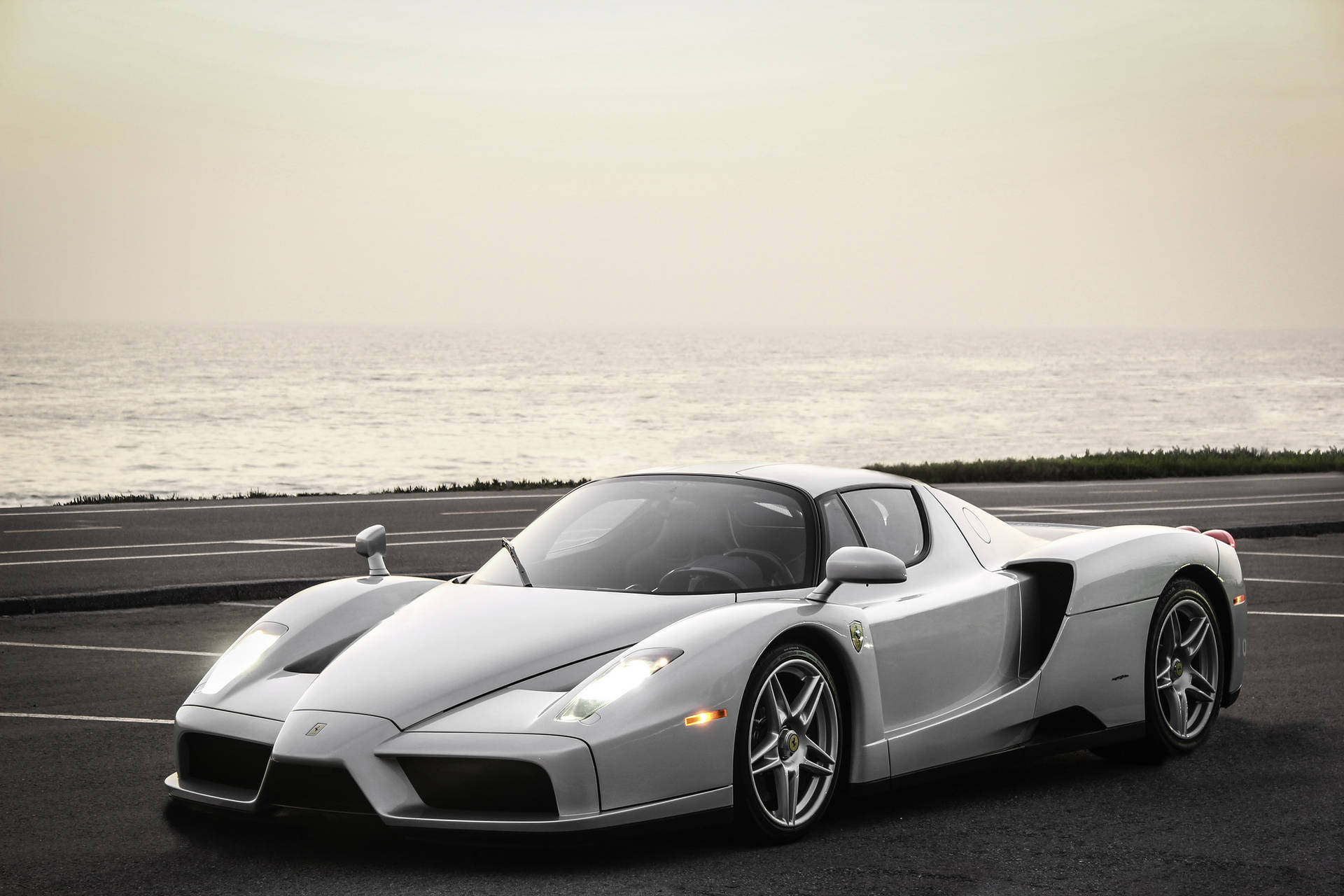 Deniz arka planında cüretkar gümüş Ferrari Enzo duvar kağıdı.