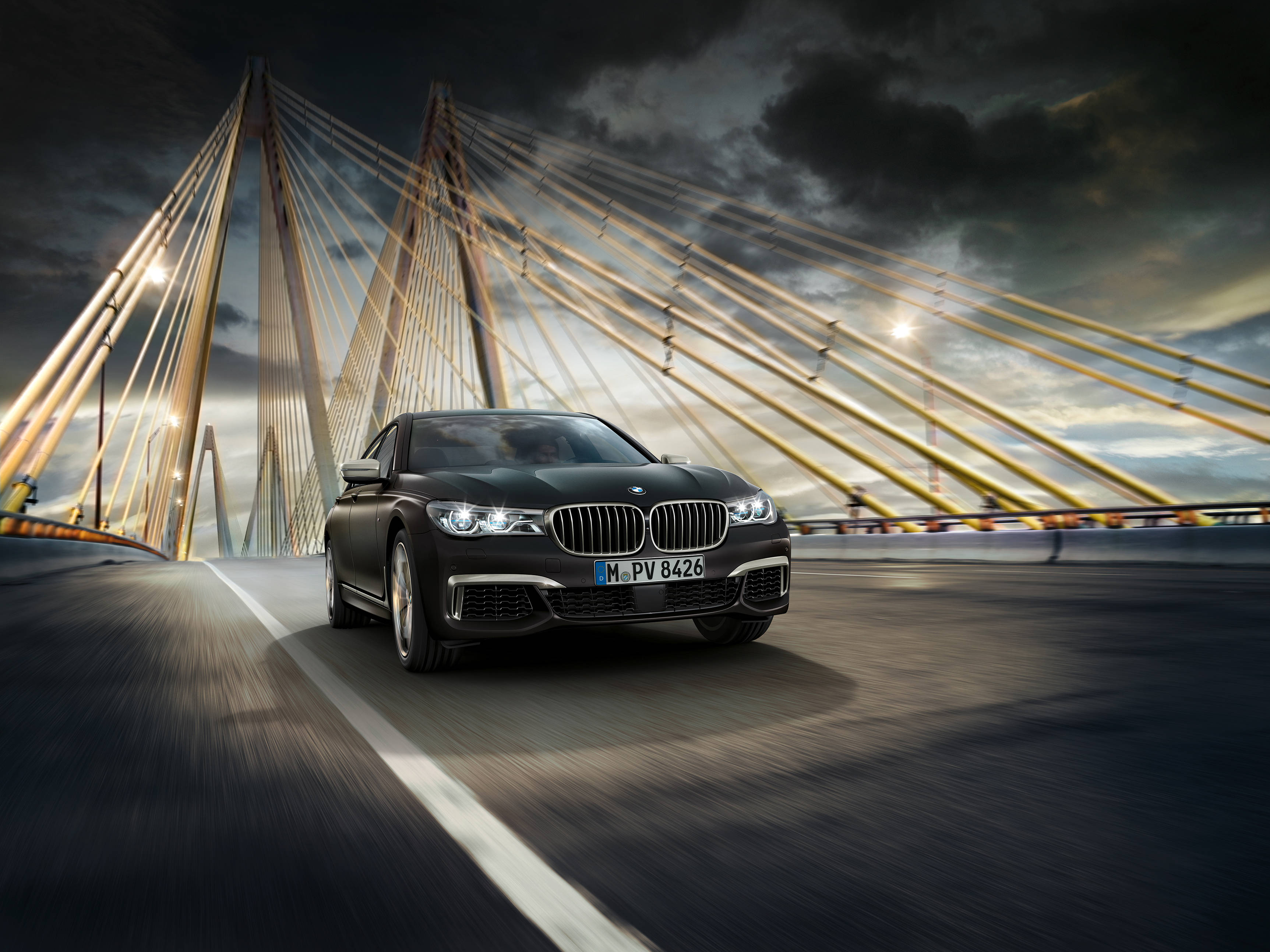 Lüks BMW M760Li XDrive'ın Direksiyonuna Geçmeye Hazır Olun Duvar Kağıdı