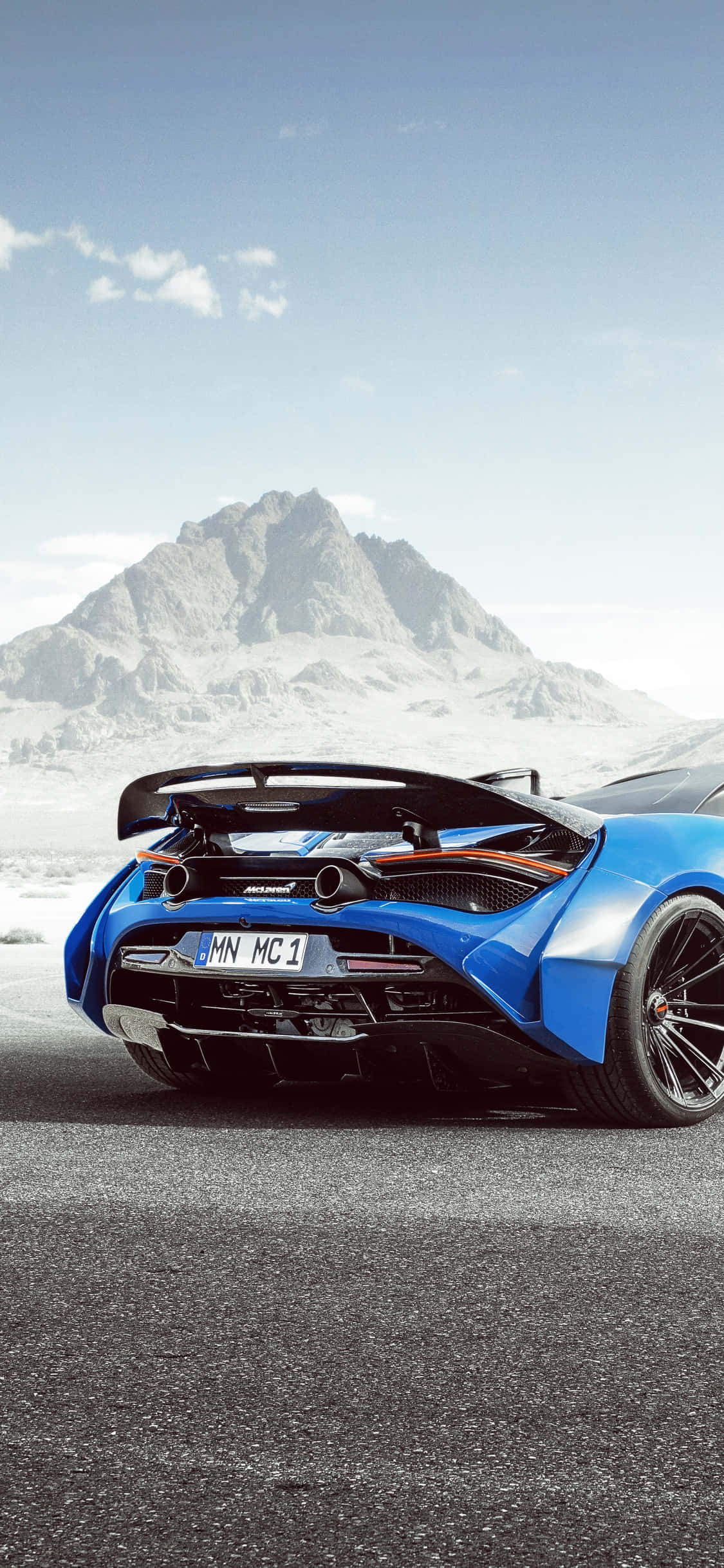 Lüks iPhone Xs ve McLaren 720s'in Aynı Karede İşlenmiş Görüntüsü Duvar Kağıdı