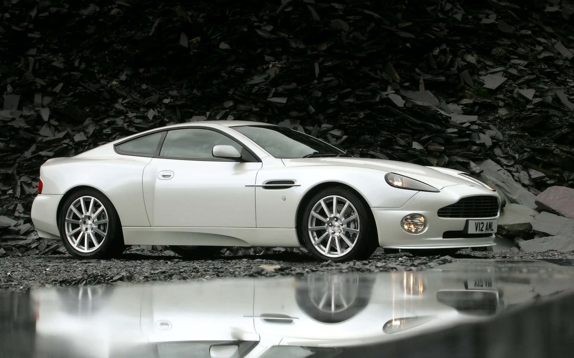 Lüks ve Güçlü Aston Martin Vanquish Duvar Kağıdı