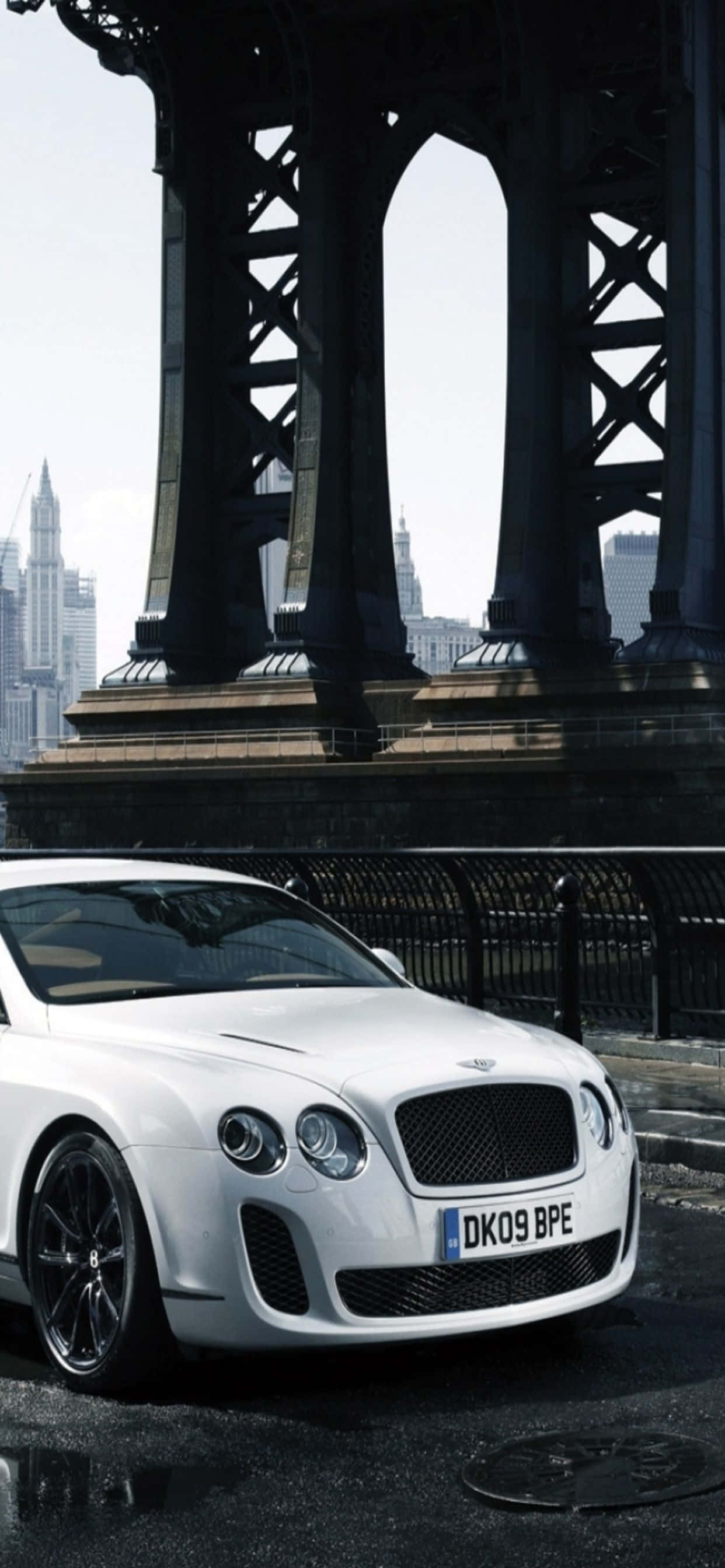 Lüks ve teknoloji buluşması: Bir Bentley ve iPhone Xs Max fotoğrafı Duvar Kağıdı