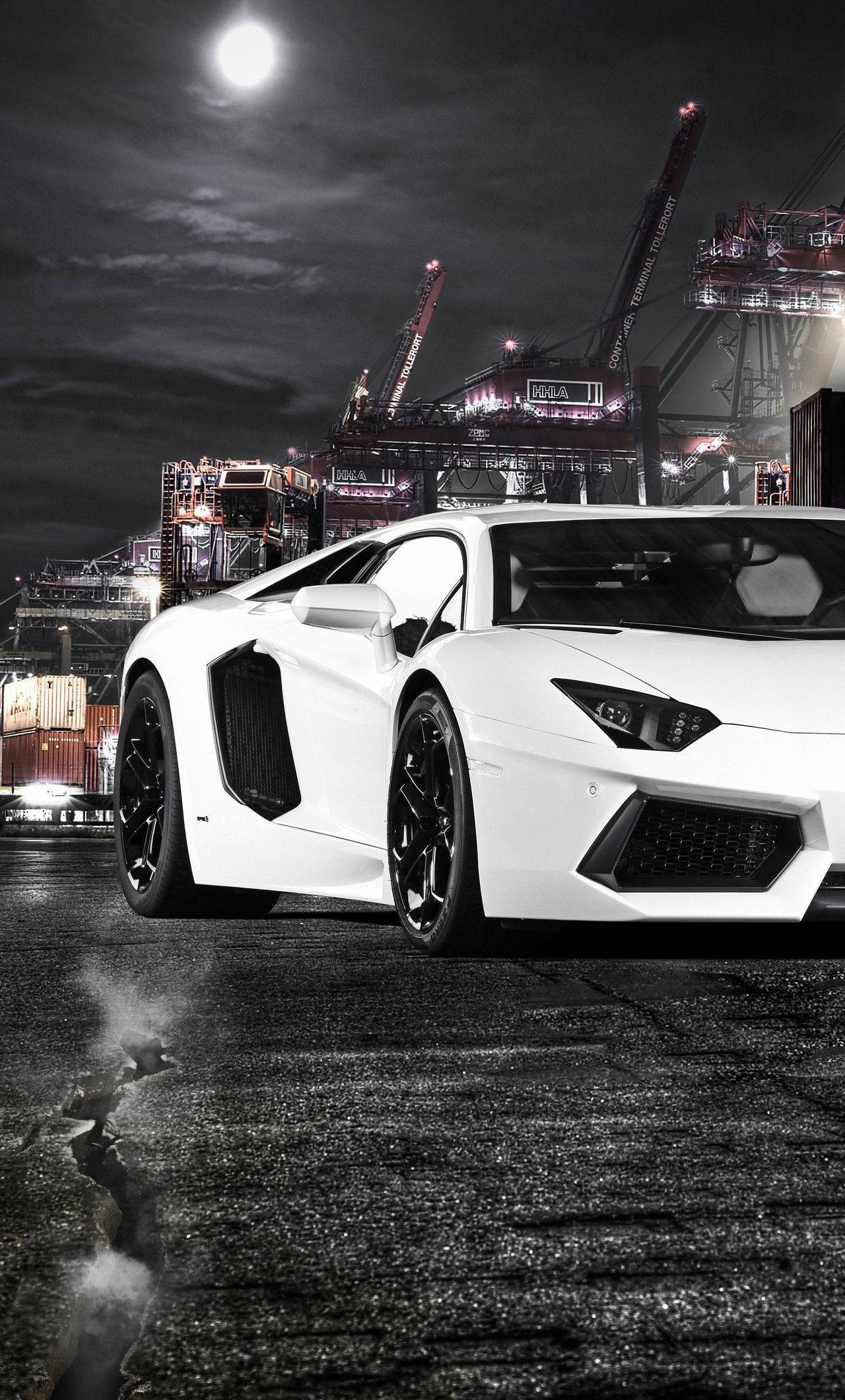 Lüks Yaşam Tarzı - Beyaz Lamborghini ve iPhone İkilisi Duvar Kağıdı