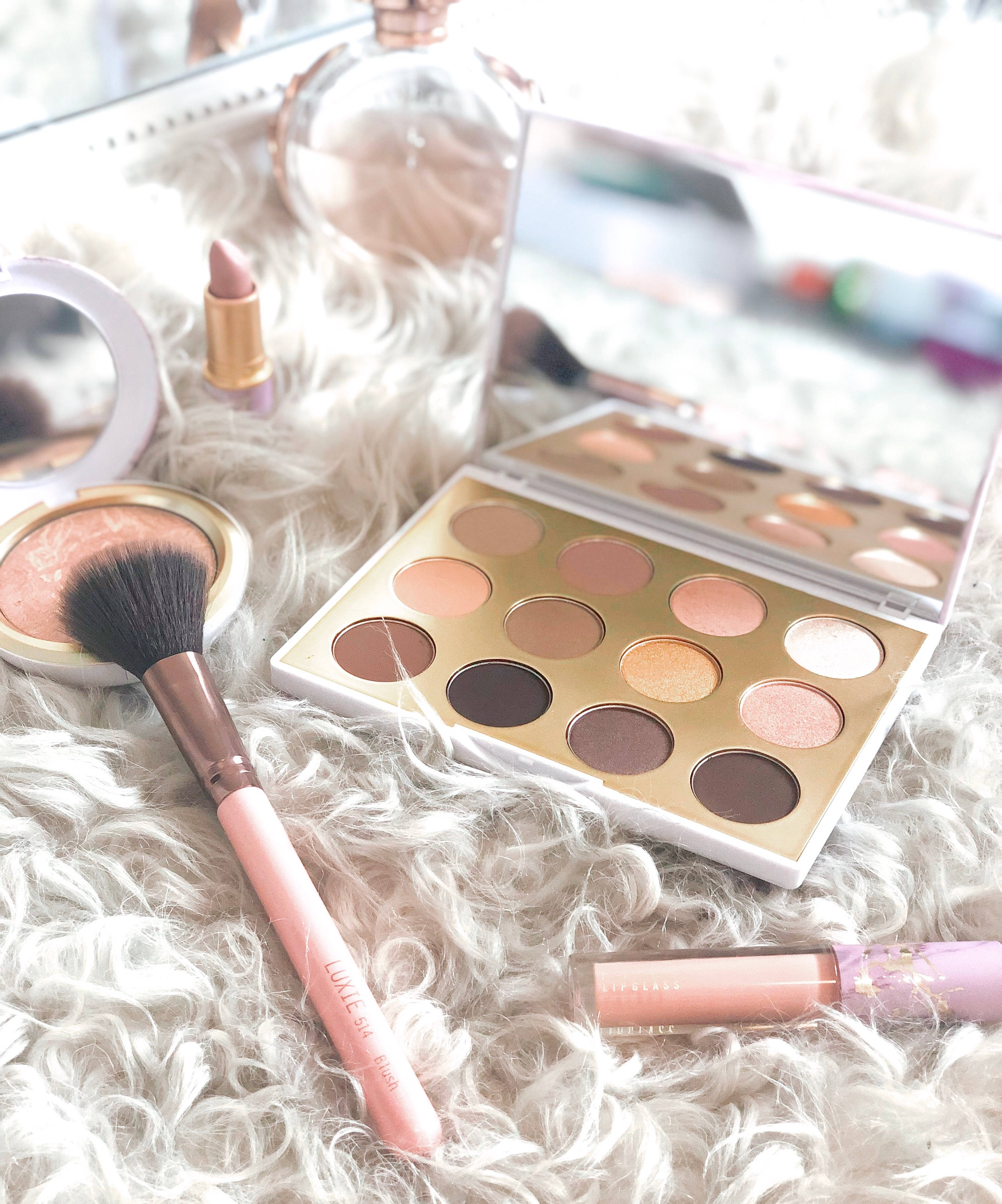 Mac Cosmetics Snow Ball Duvar Kağıdı