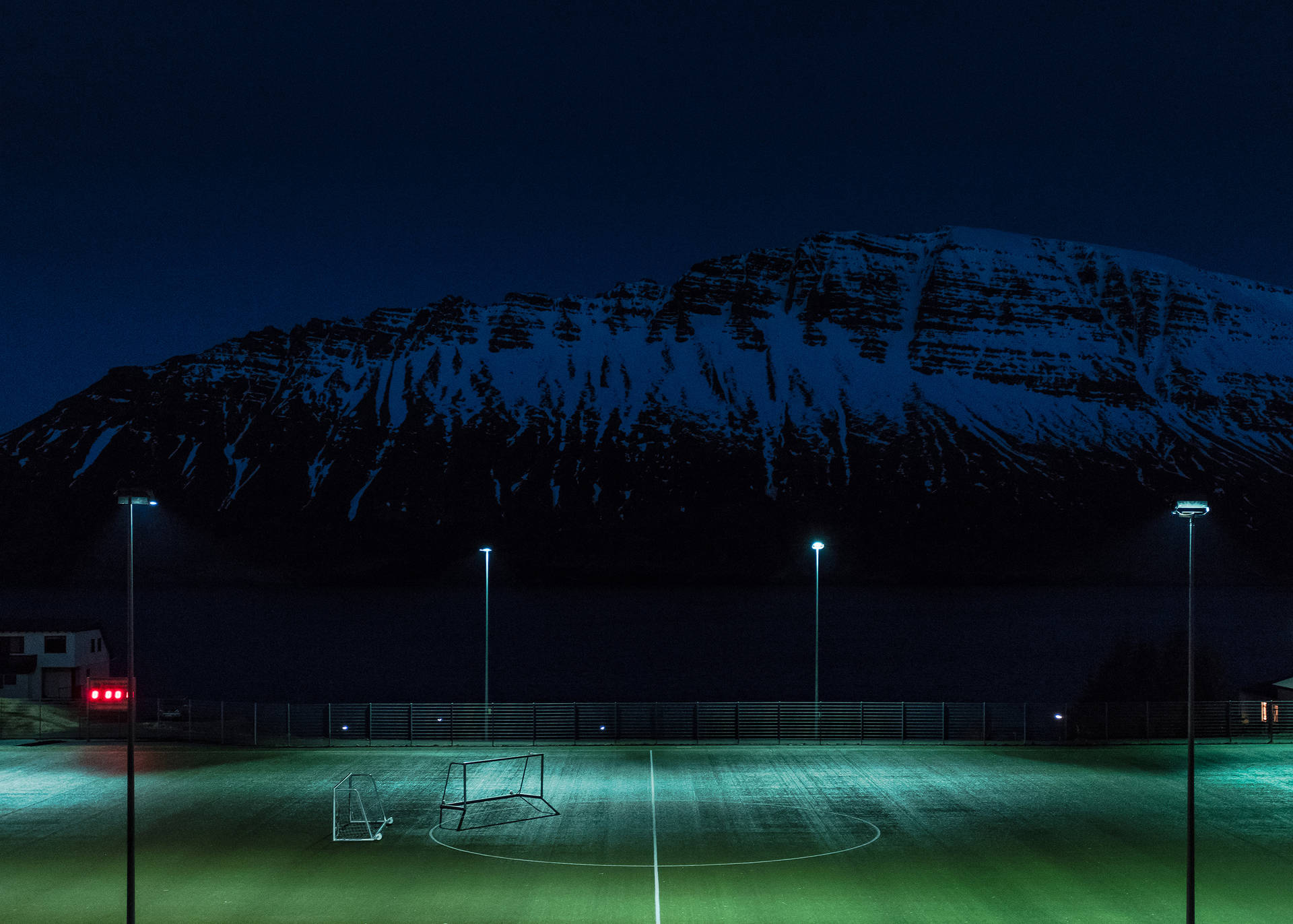 Işık direkleriyle aydınlatılmış gece futbol sahası duvar kağıdı.