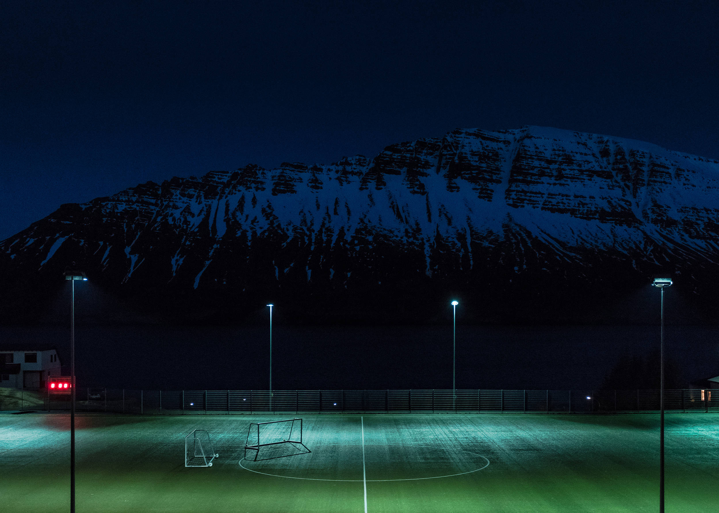 Maça Hazır Aydınlatılmış Gece Futbol Sahası. Duvar Kağıdı