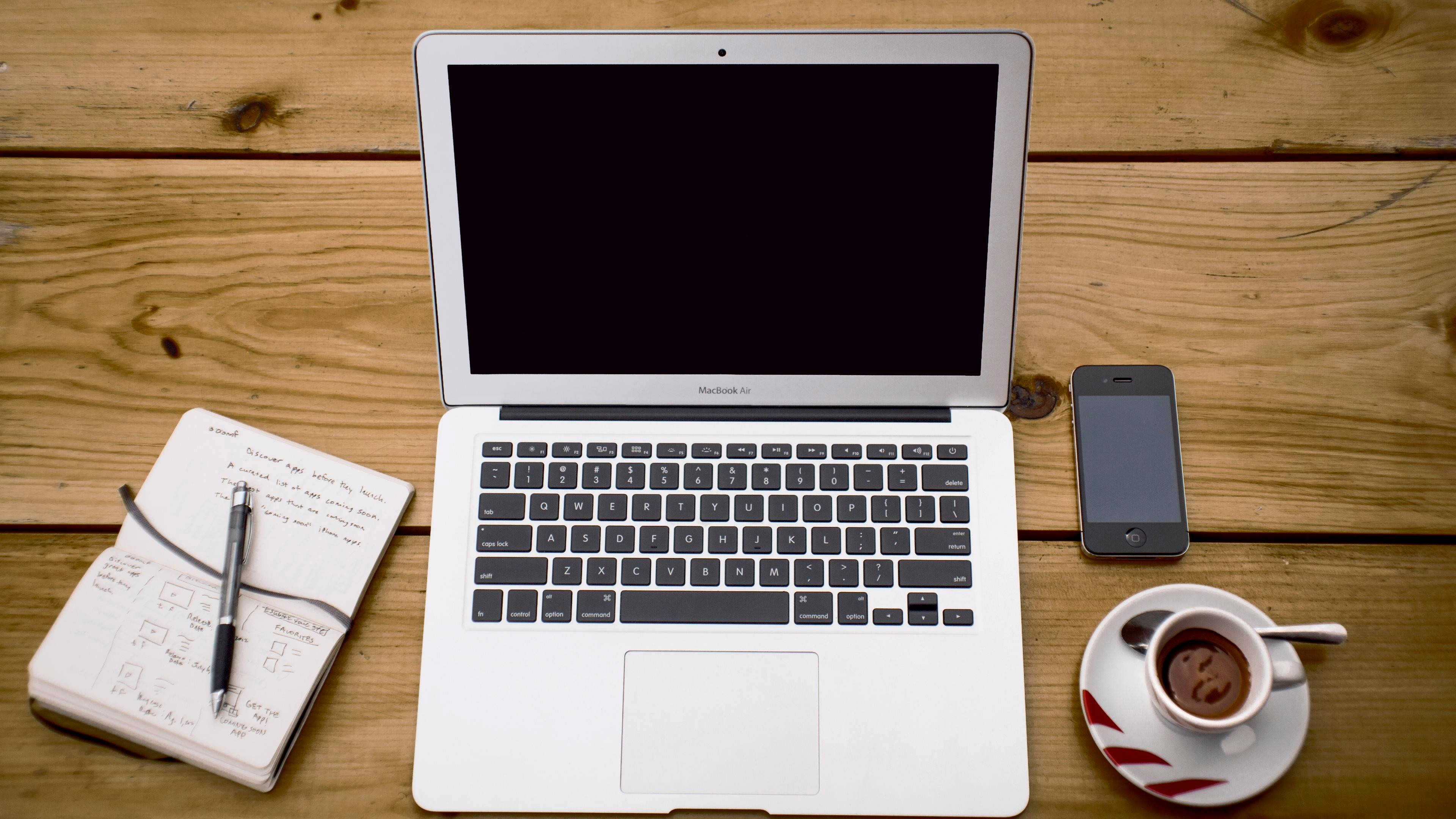 MacBook Air Ahşap Masada Duvar Kağıdı