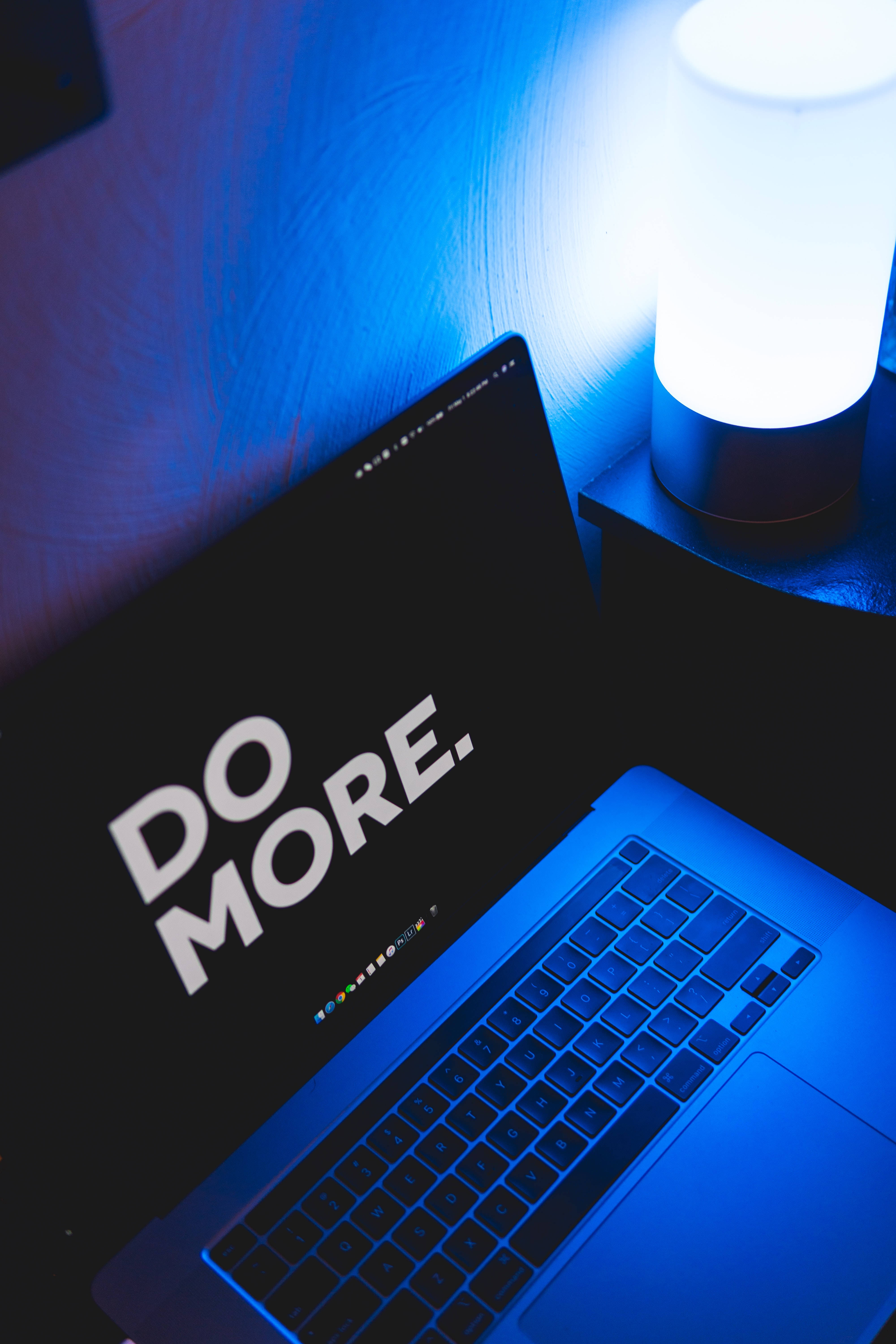 MacBook Ekranında Motivasyon Sözleri Duvar Kağıdı