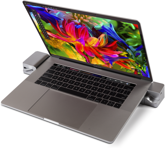 MacBook Pro Renkli Ekran ve Aksesuarlarla Duvar Kağıdı